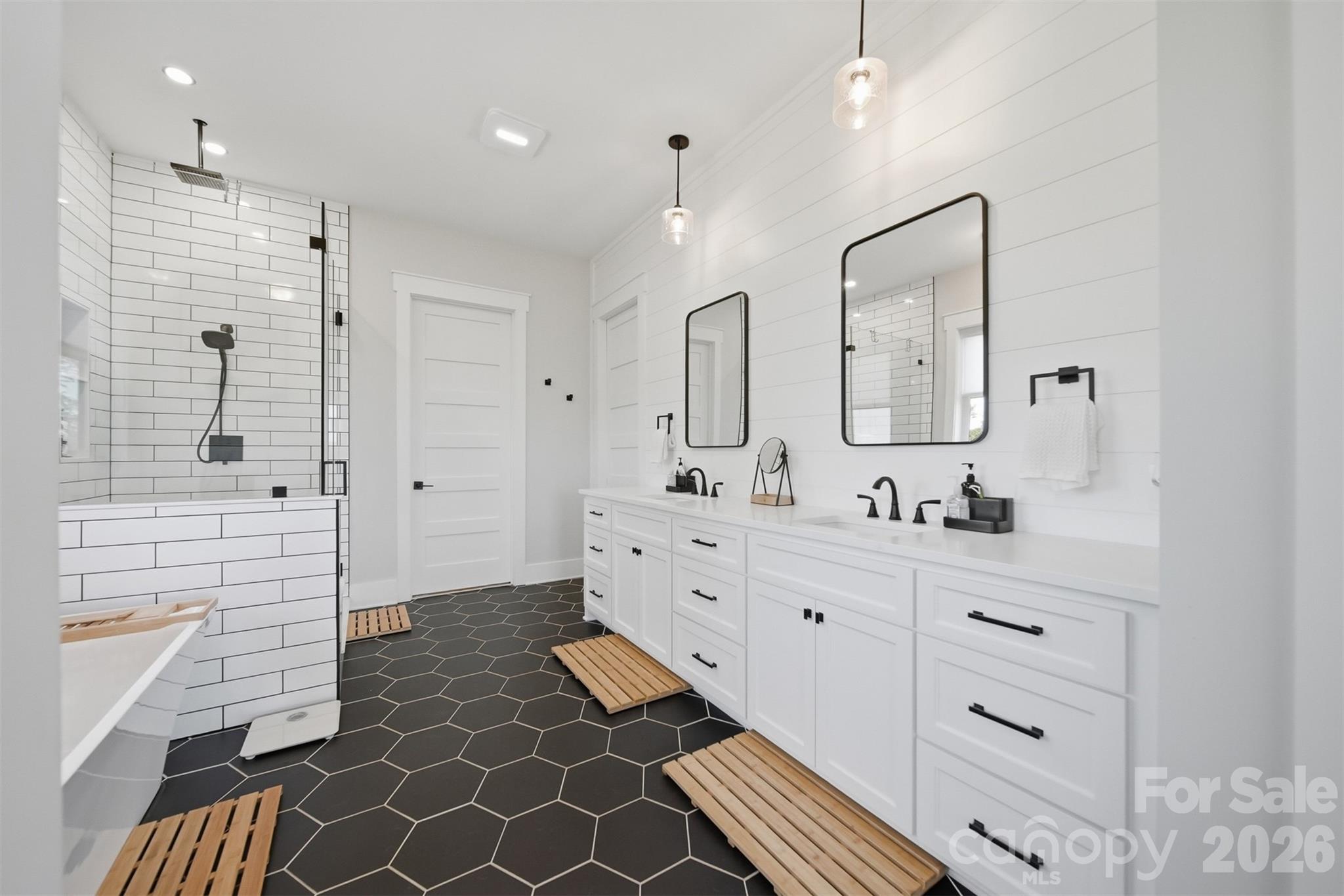 2322 Moss Farm Road — Hickory