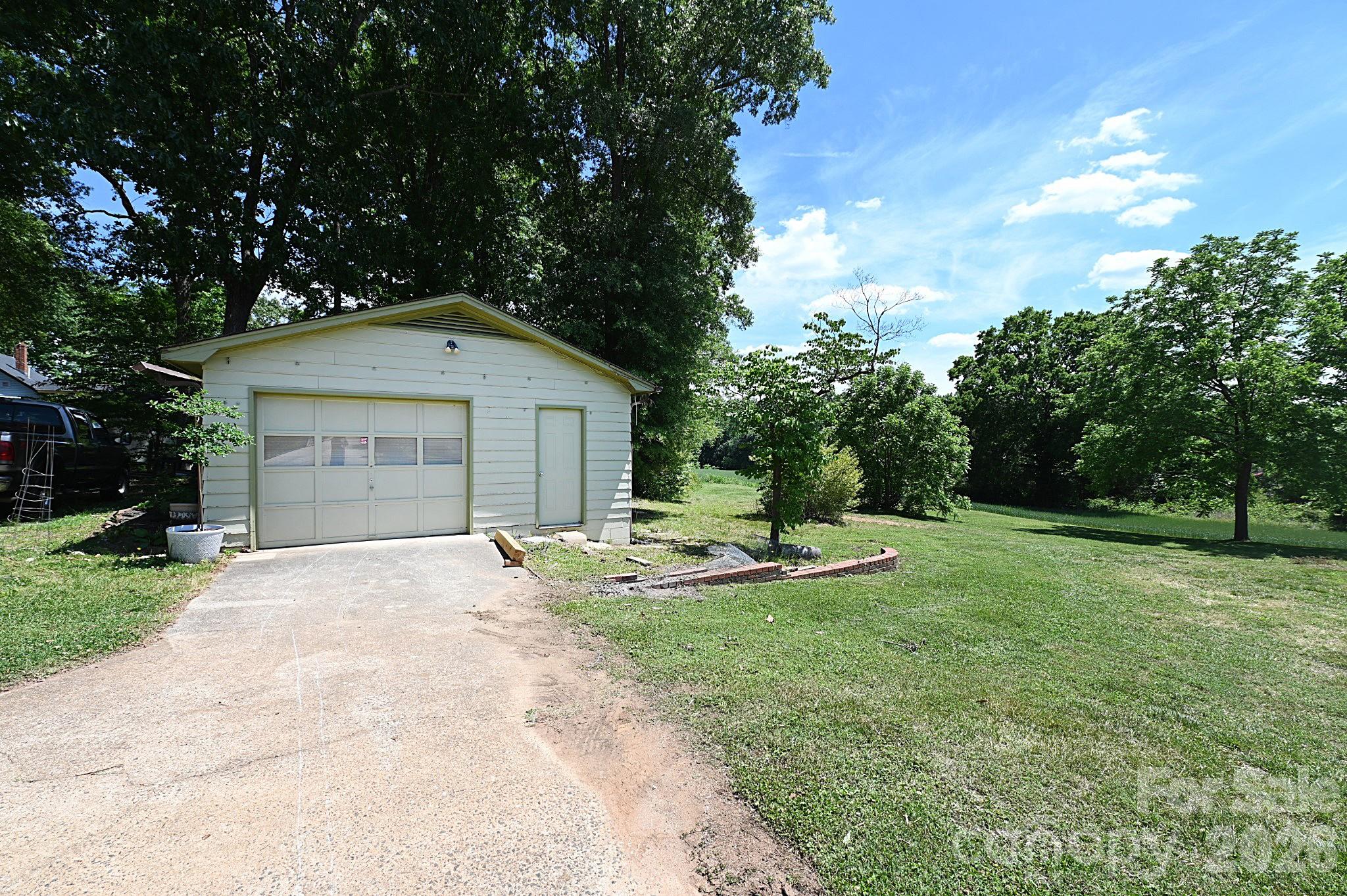 902 E Boyd Street — Maiden