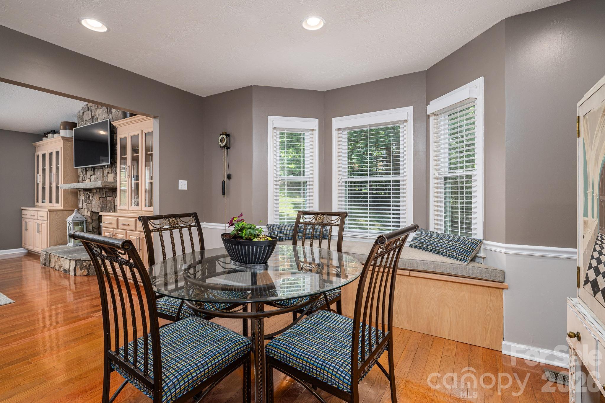 6097 Tuckborough Road — Hickory