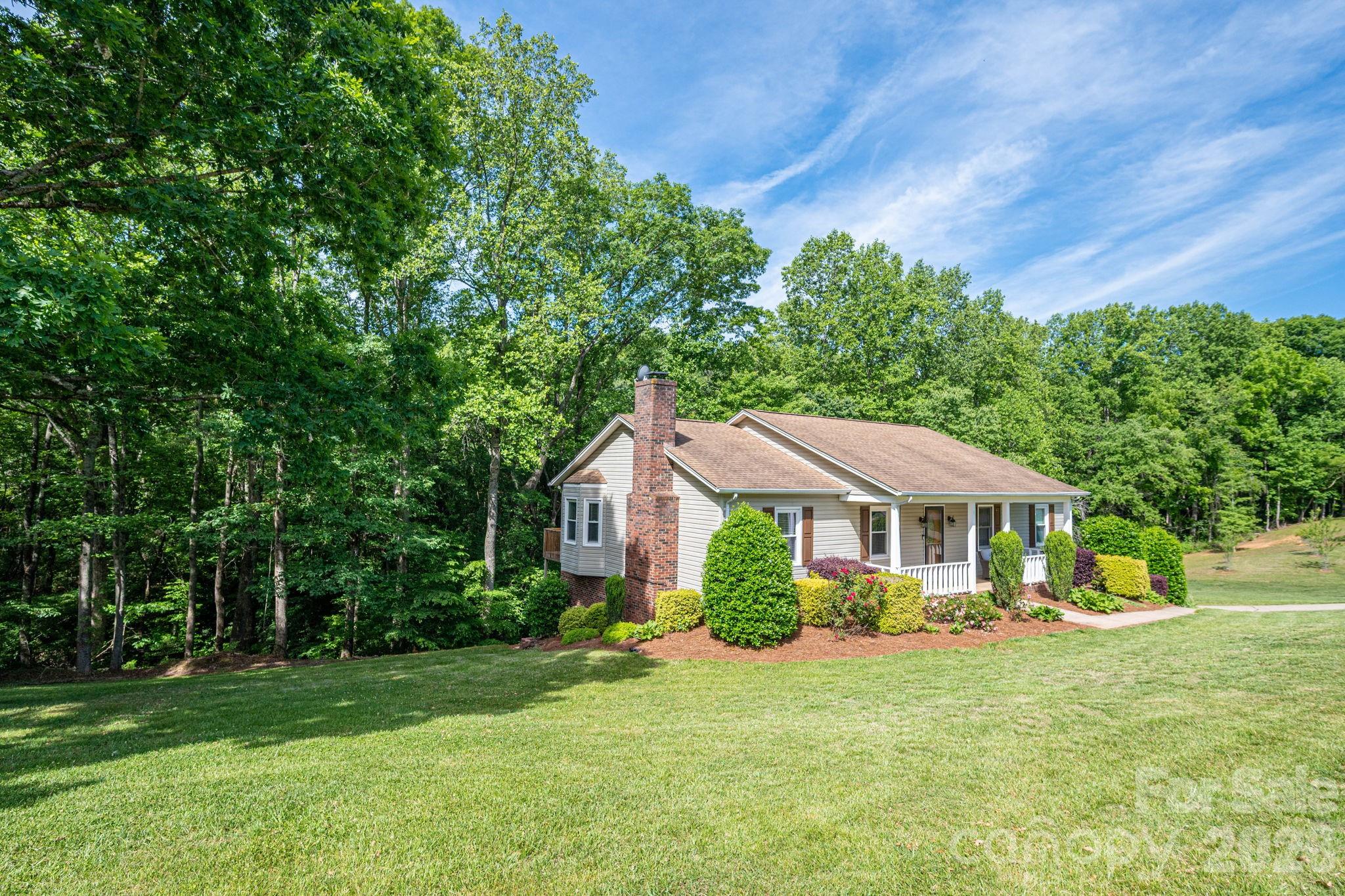 6097 Tuckborough Road — Hickory