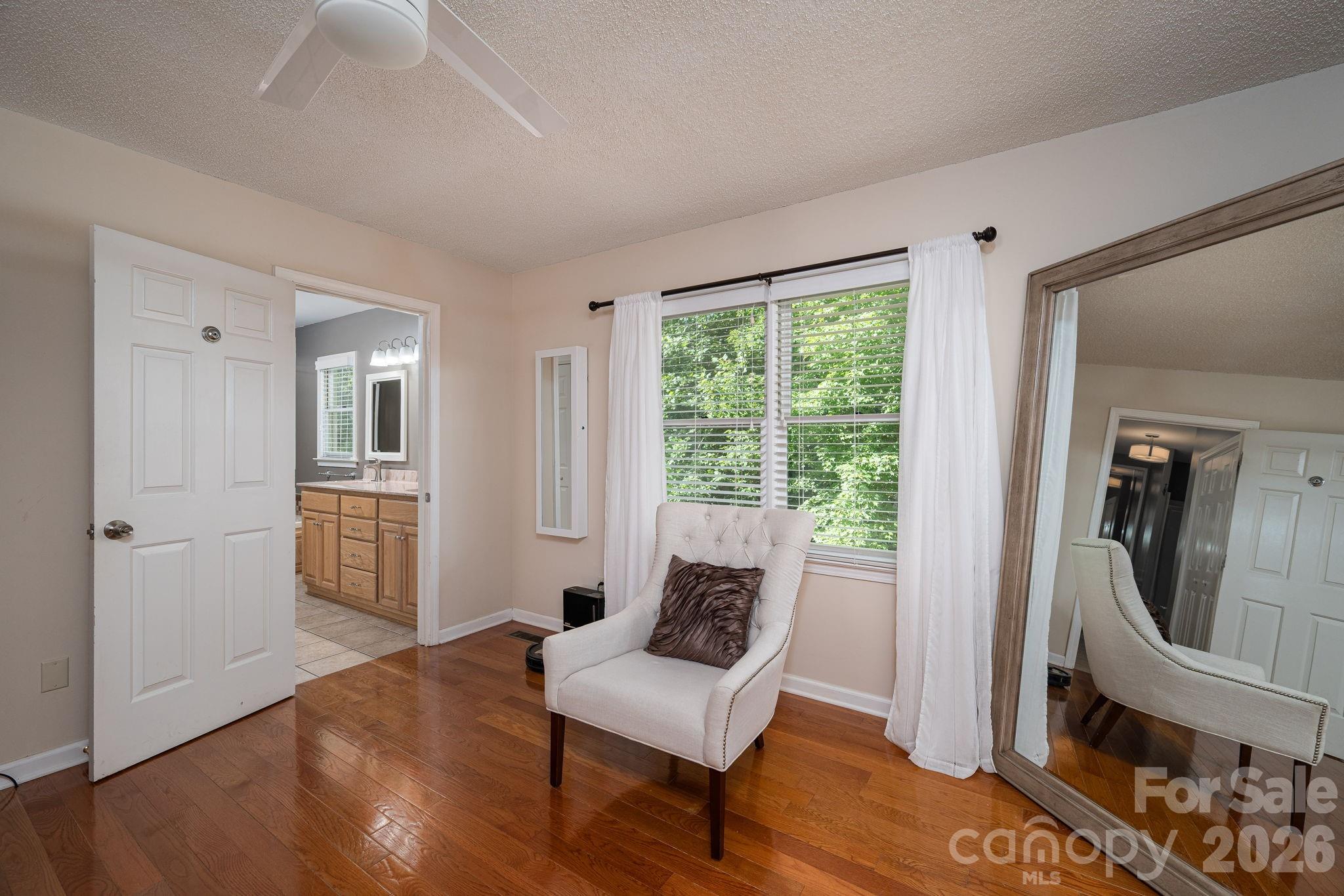 6097 Tuckborough Road — Hickory