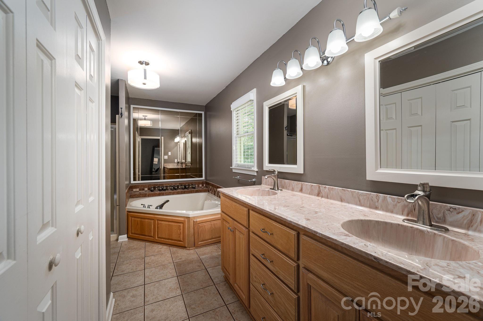 6097 Tuckborough Road — Hickory