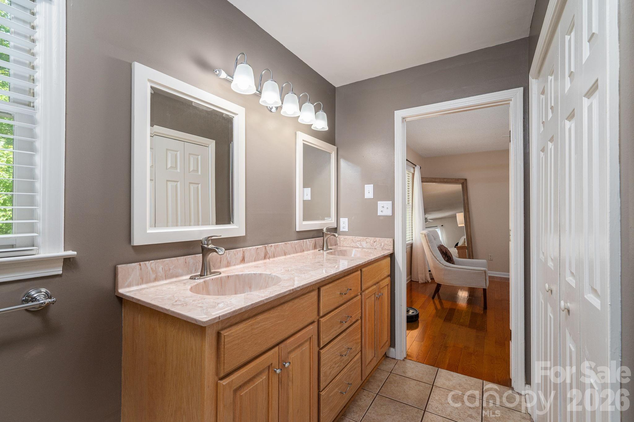6097 Tuckborough Road — Hickory