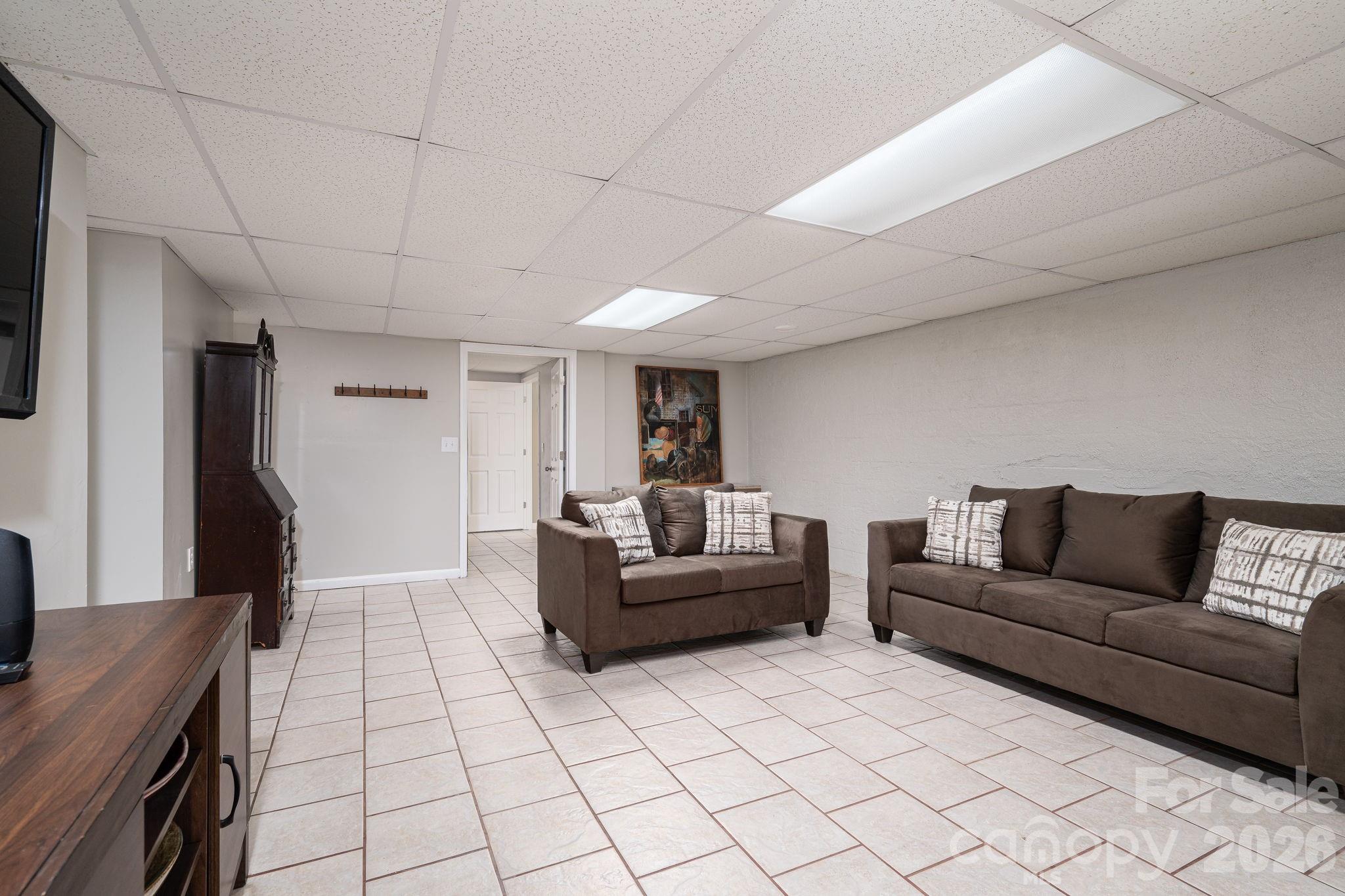 6097 Tuckborough Road — Hickory
