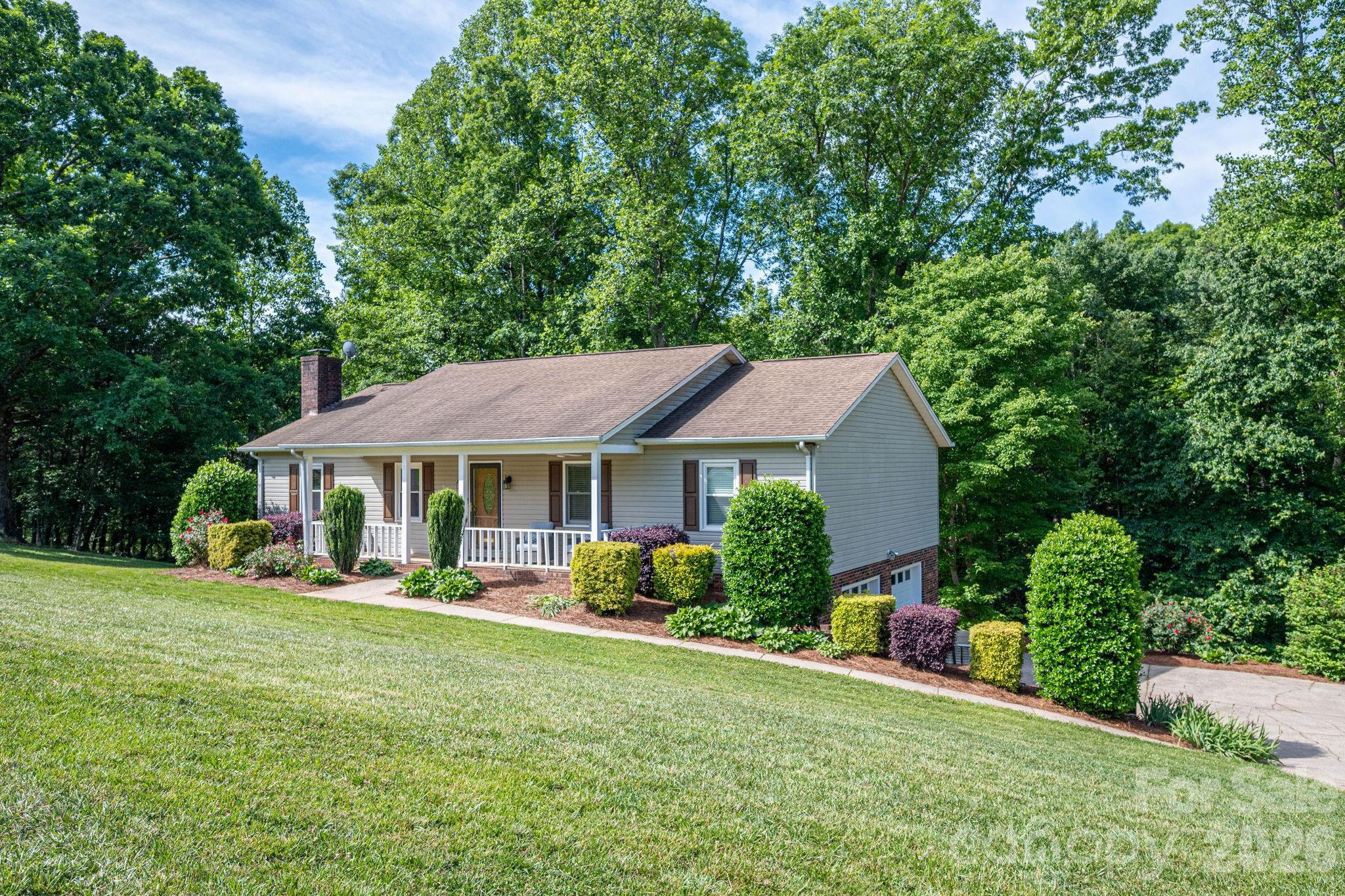 6097 Tuckborough Road — Hickory