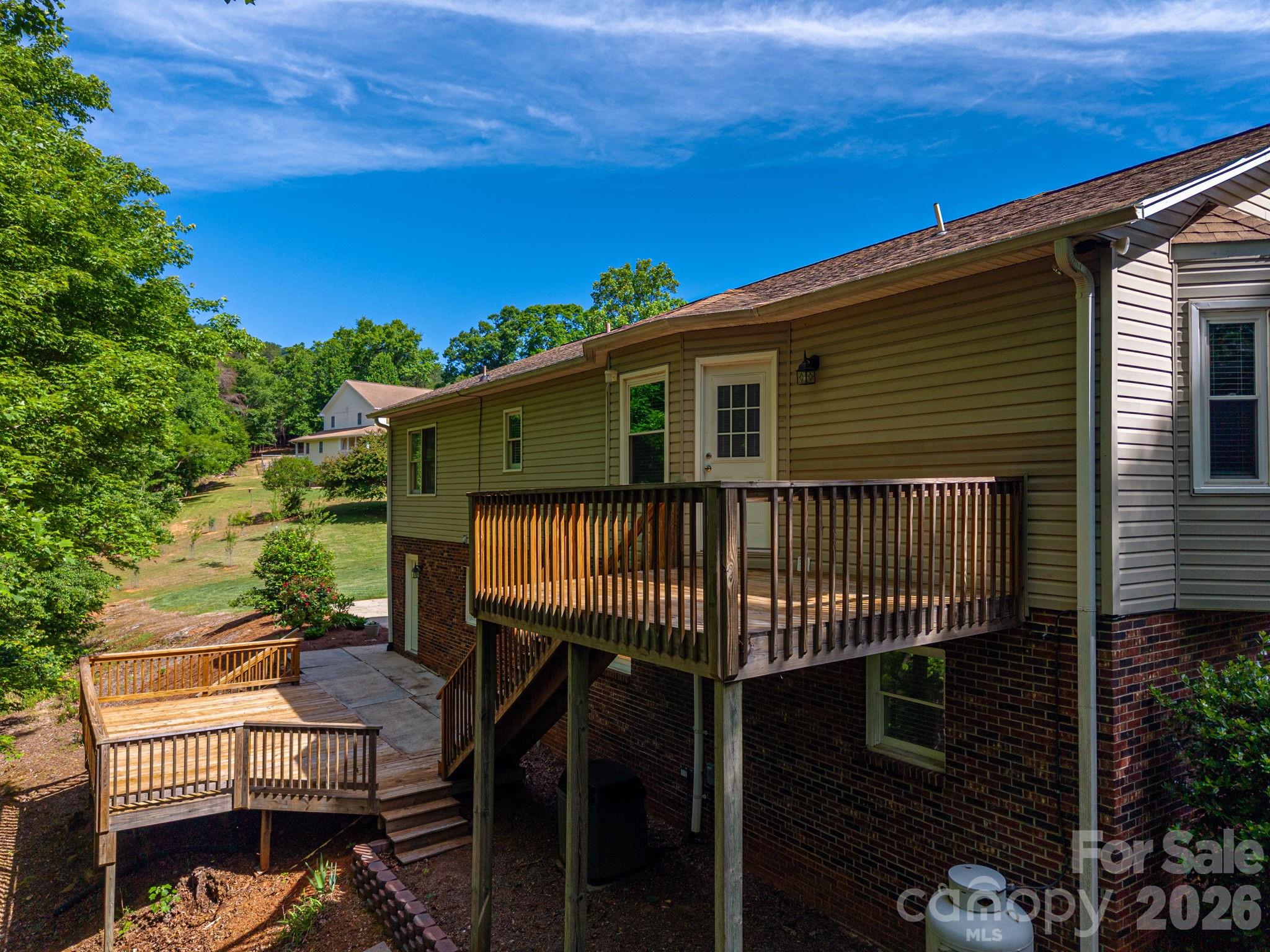 6097 Tuckborough Road — Hickory