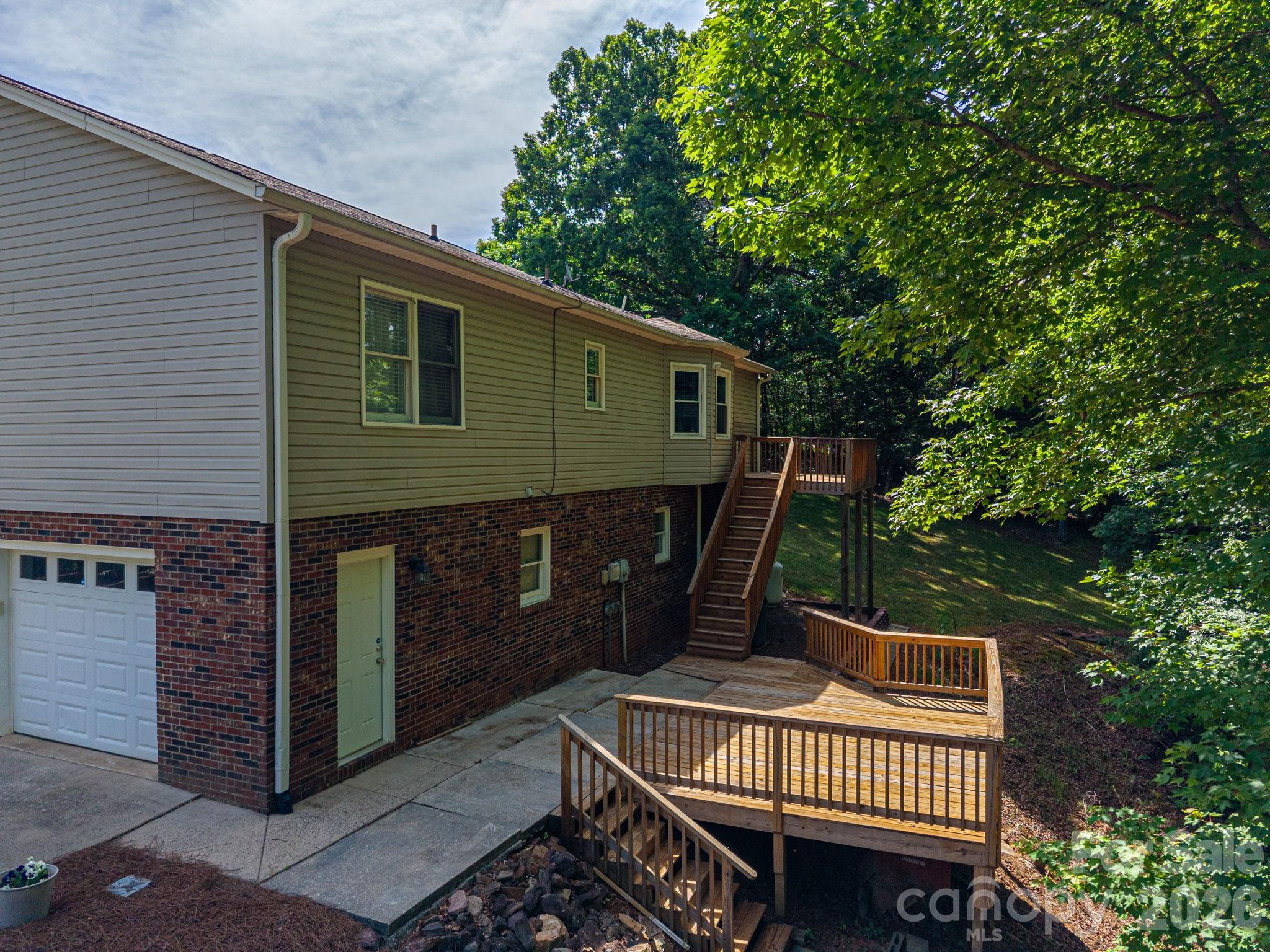 6097 Tuckborough Road — Hickory