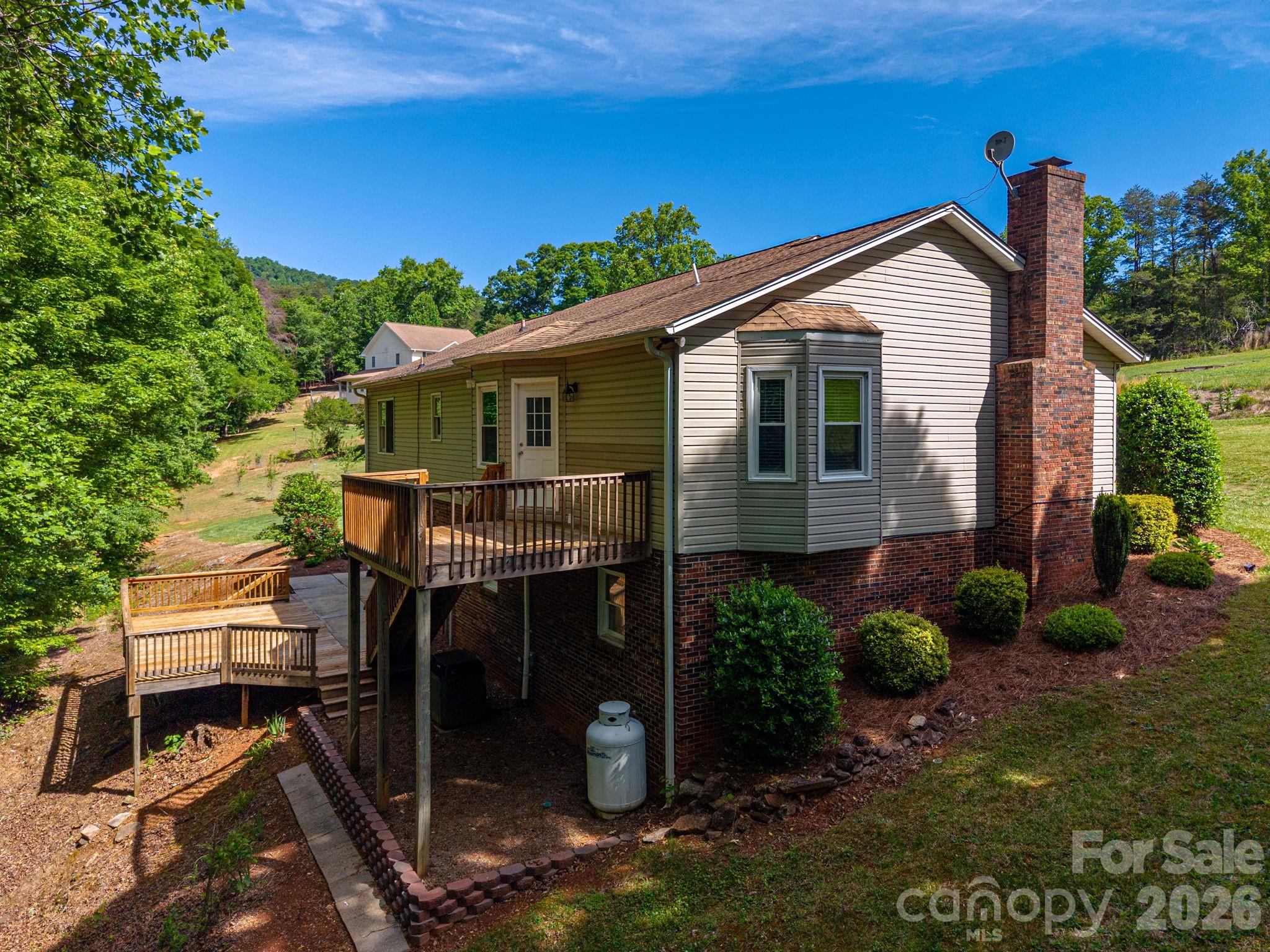 6097 Tuckborough Road — Hickory