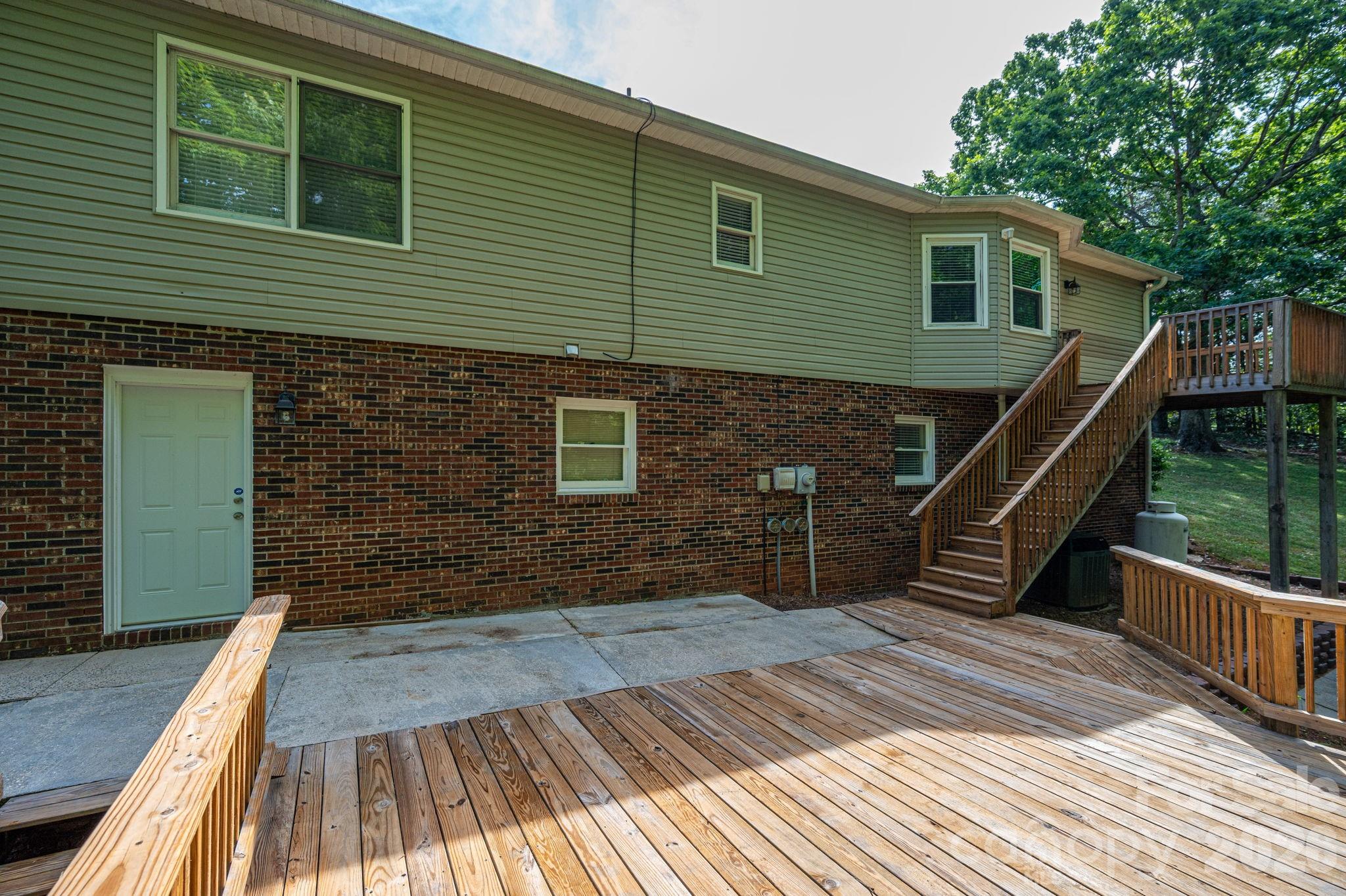6097 Tuckborough Road — Hickory