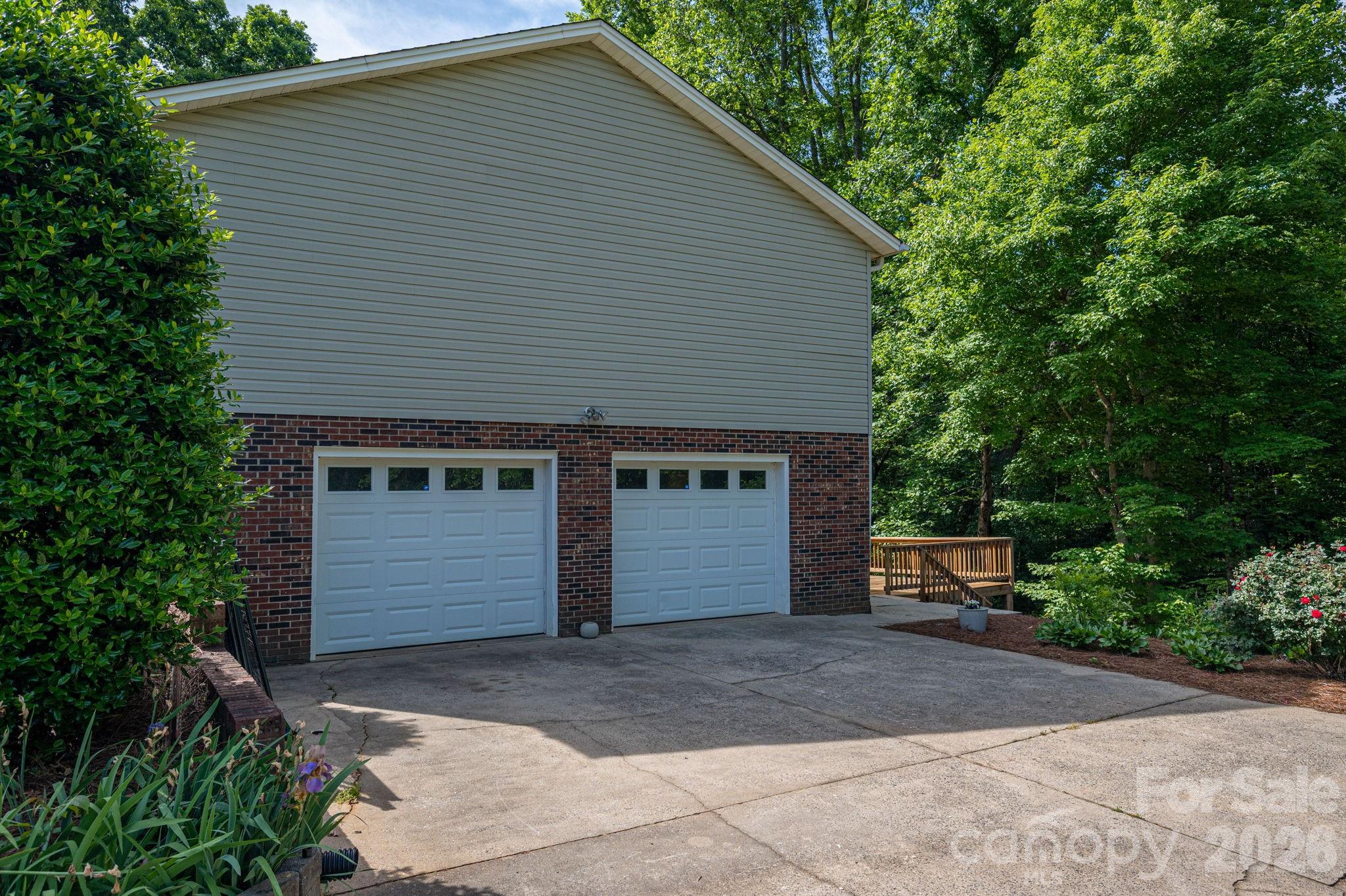 6097 Tuckborough Road — Hickory