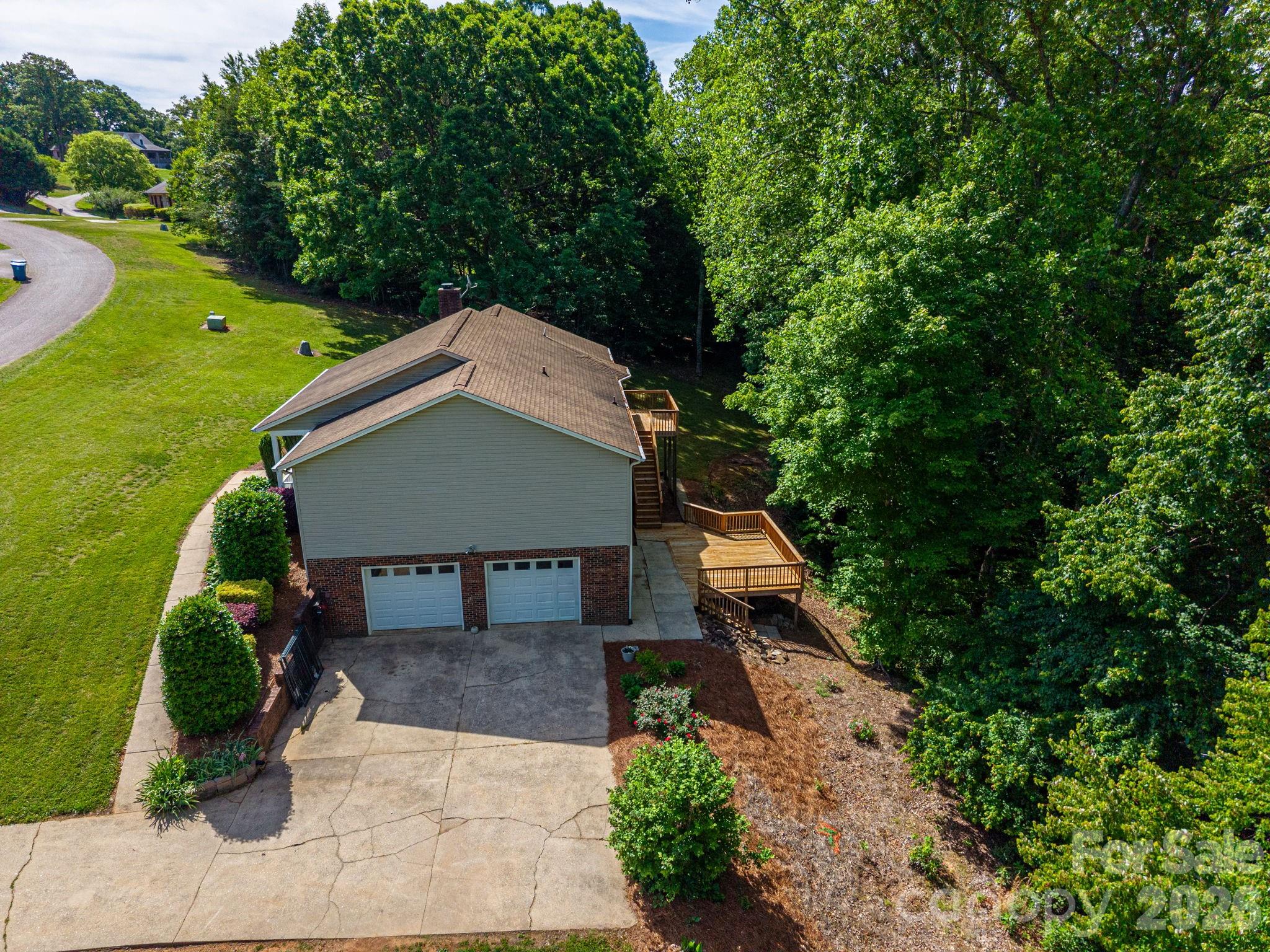 6097 Tuckborough Road — Hickory