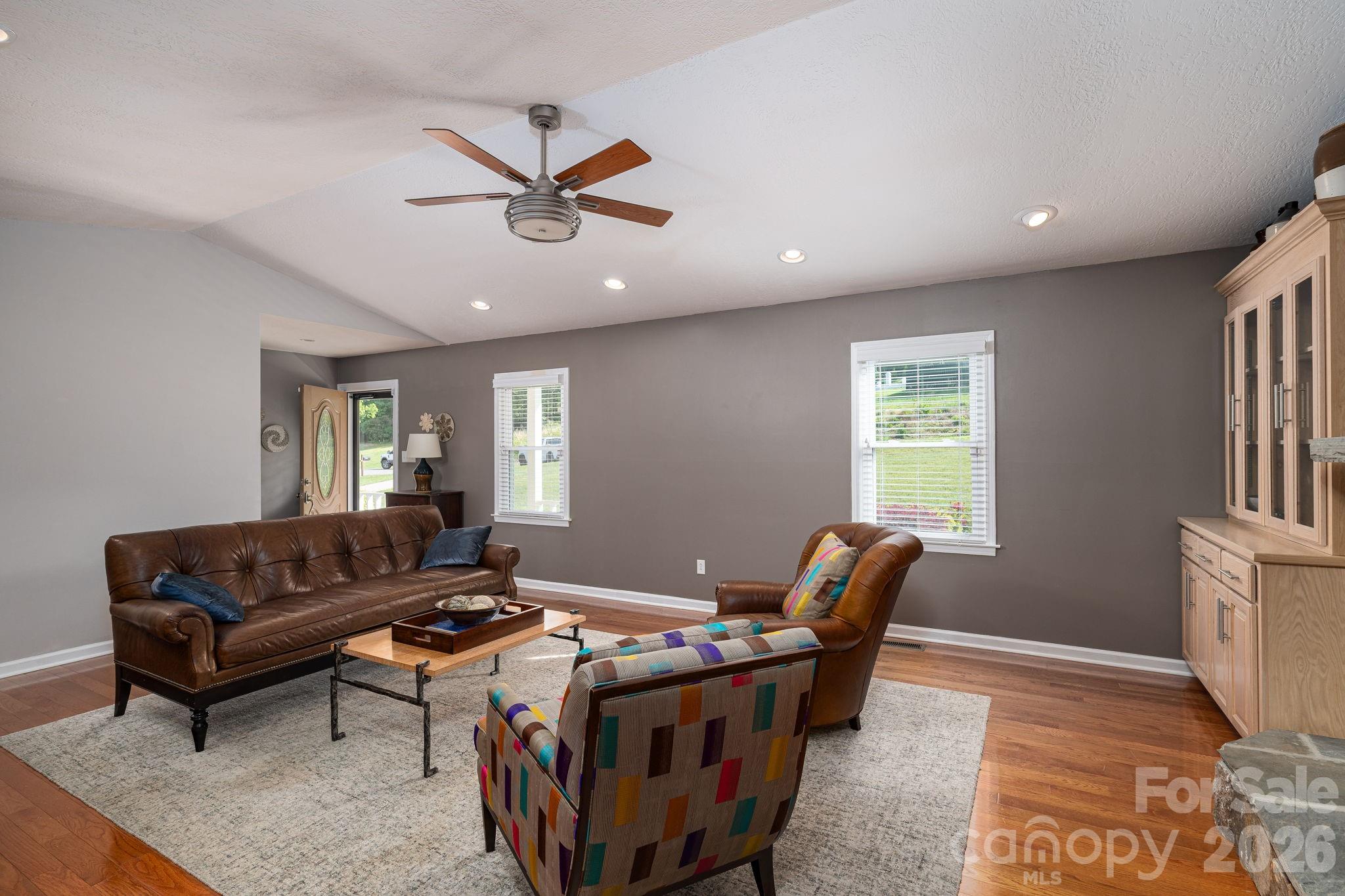6097 Tuckborough Road — Hickory