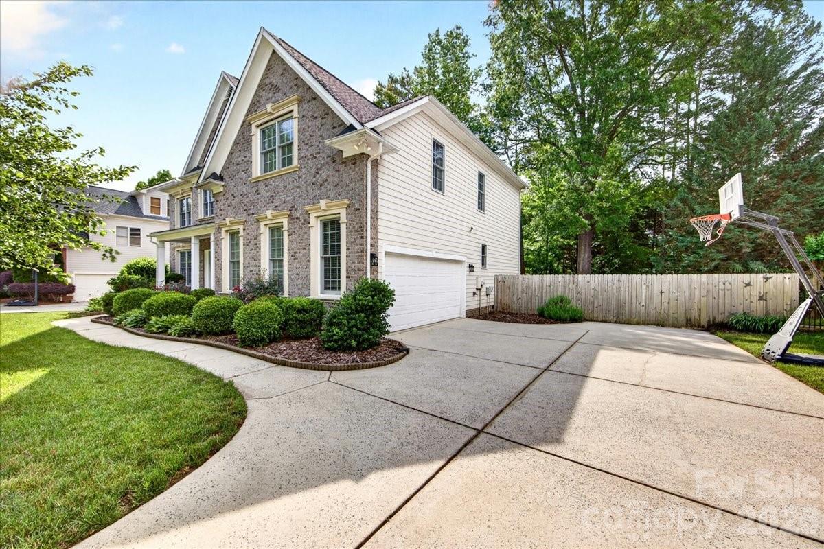 6410 Latta Springs Circle — Huntersville