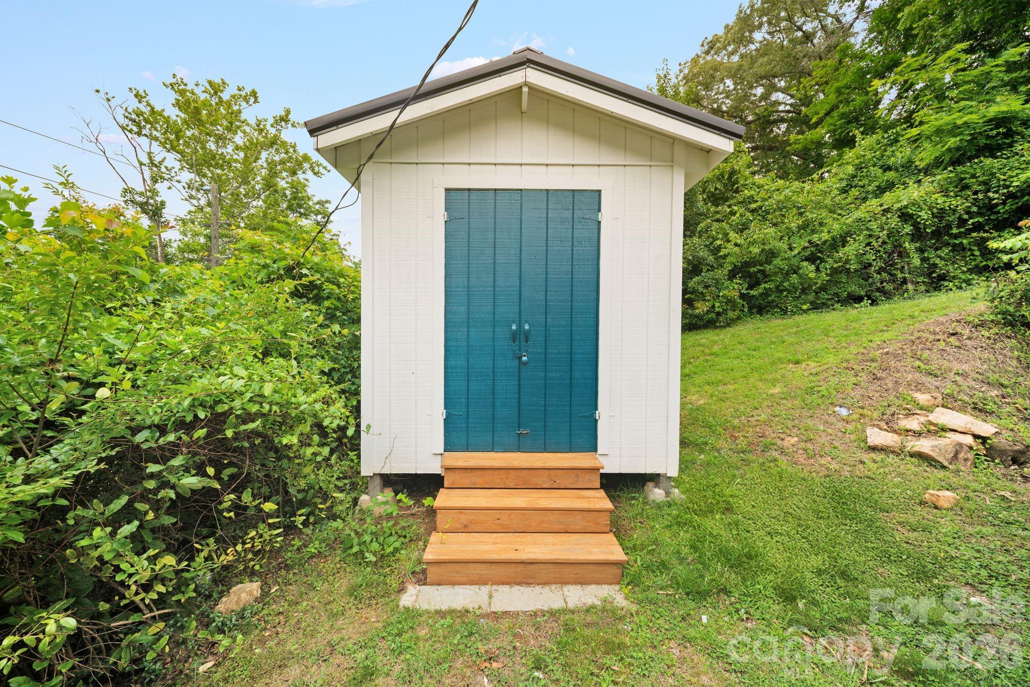 2 Laban Lane — Asheville