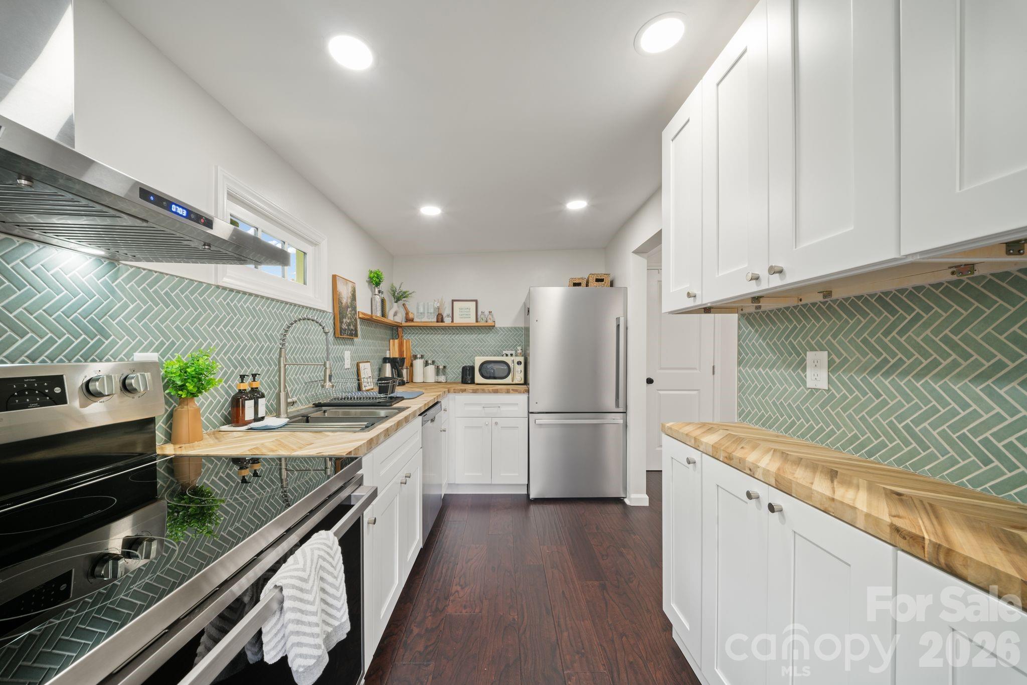 2 Laban Lane — Asheville