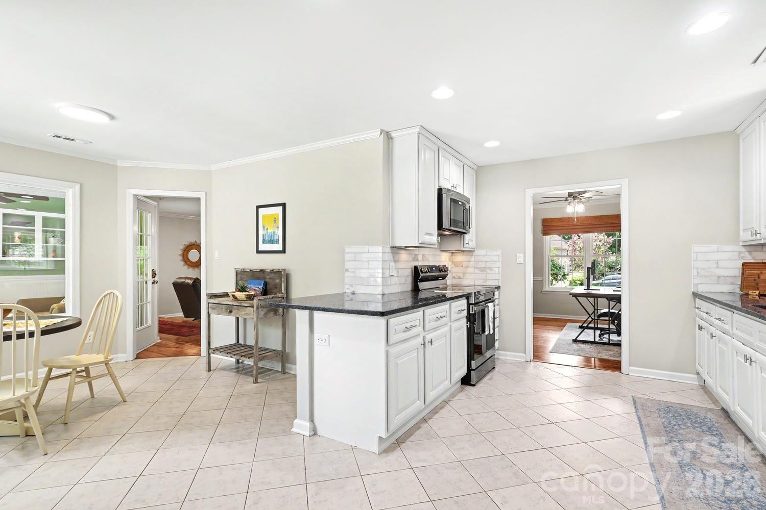 8207 White Horse Lane — Charlotte