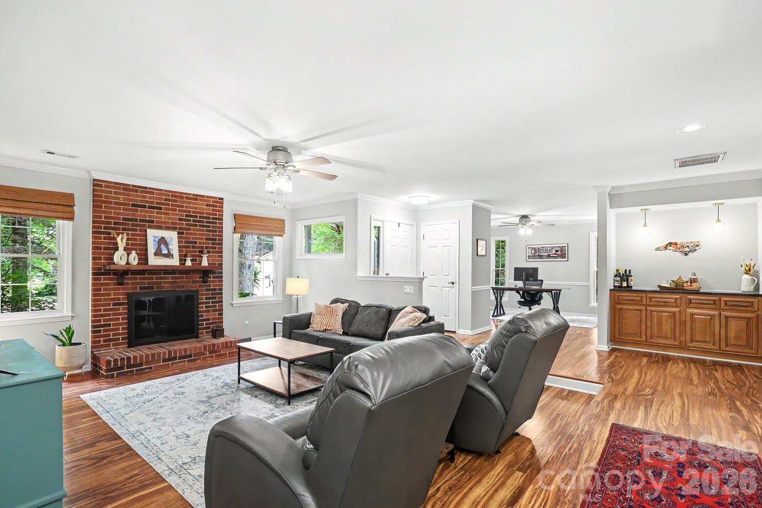 8207 White Horse Lane — Charlotte