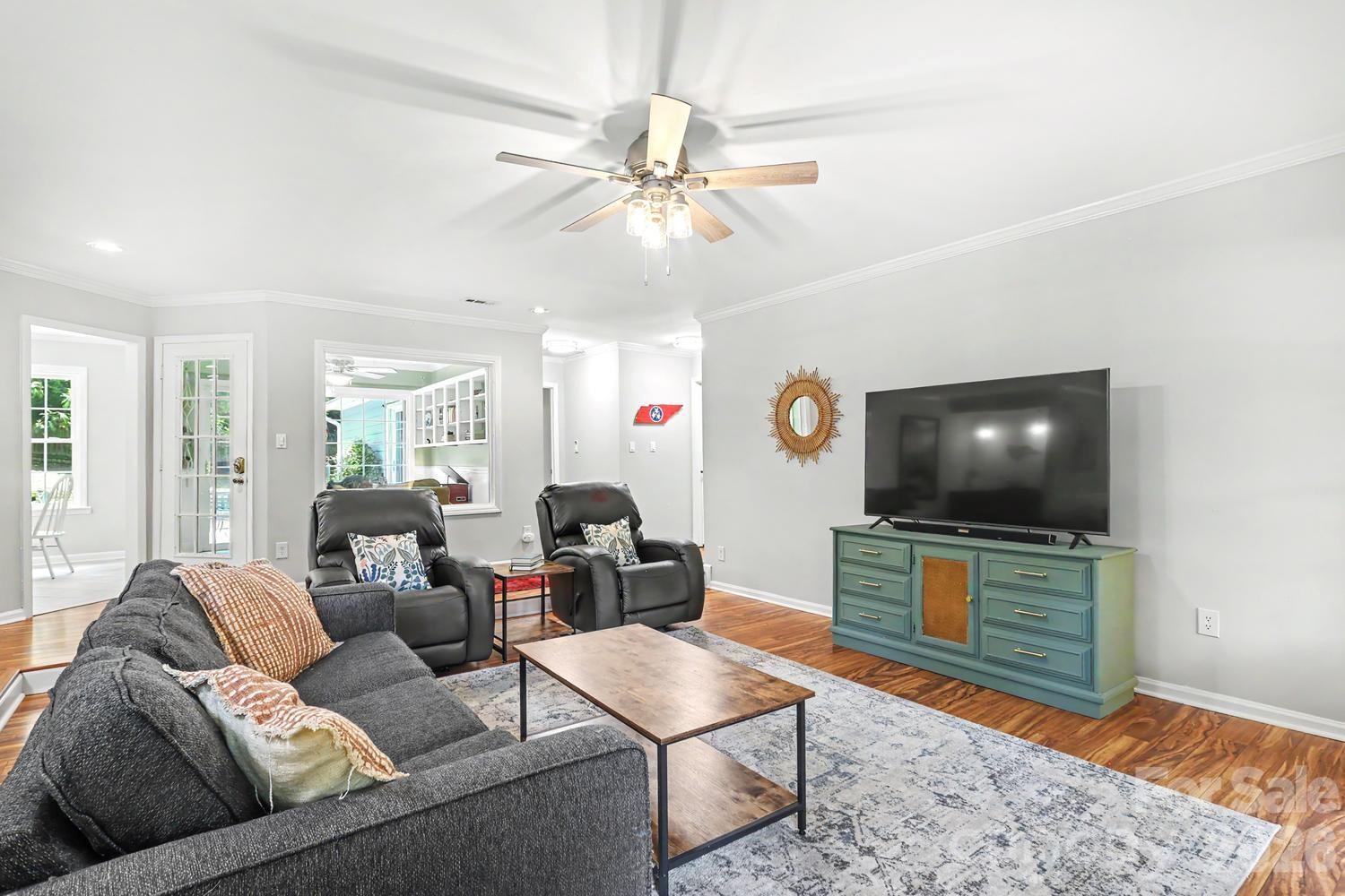 8207 White Horse Lane — Charlotte