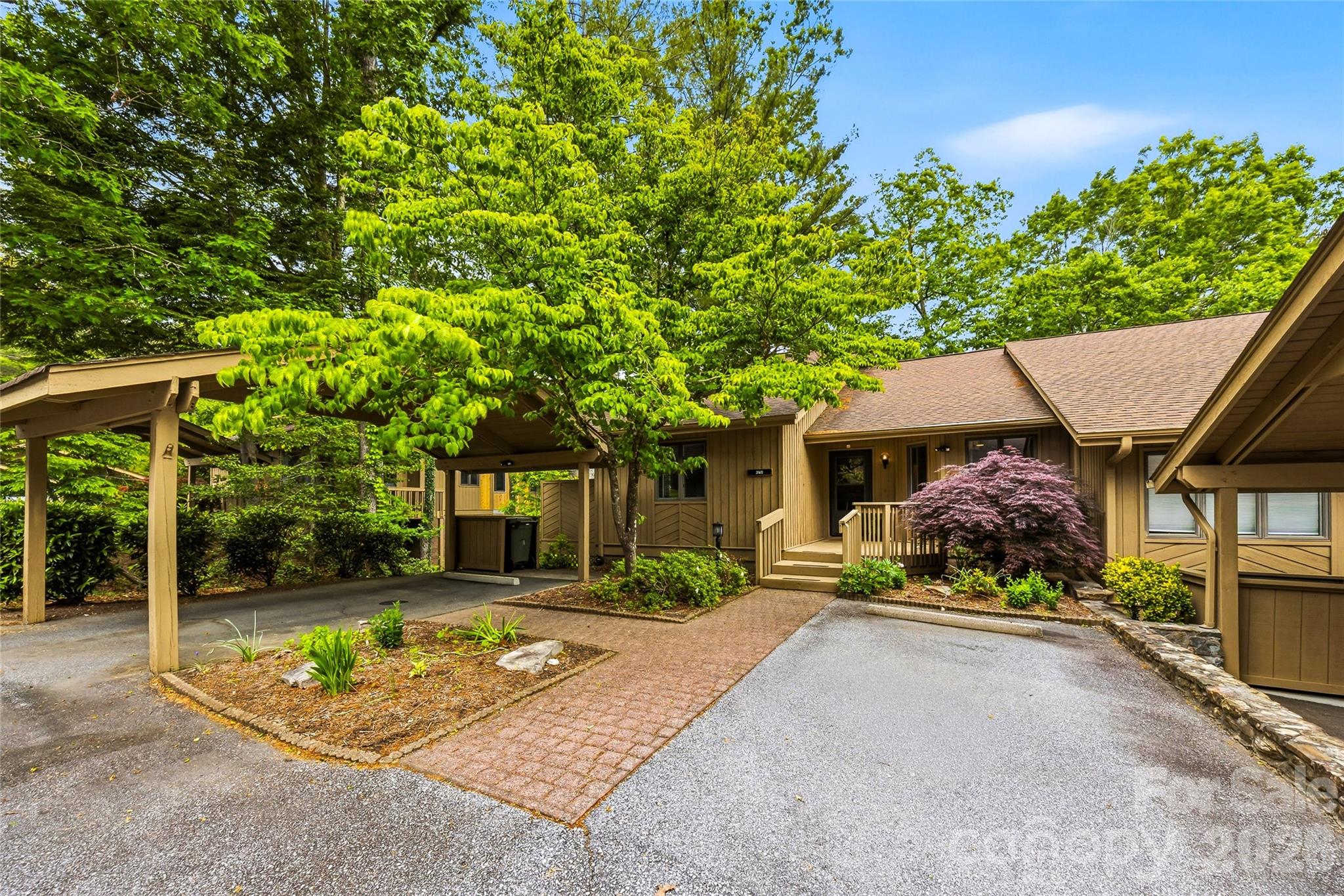 205 N Scarlet Oak Lane — Hendersonville