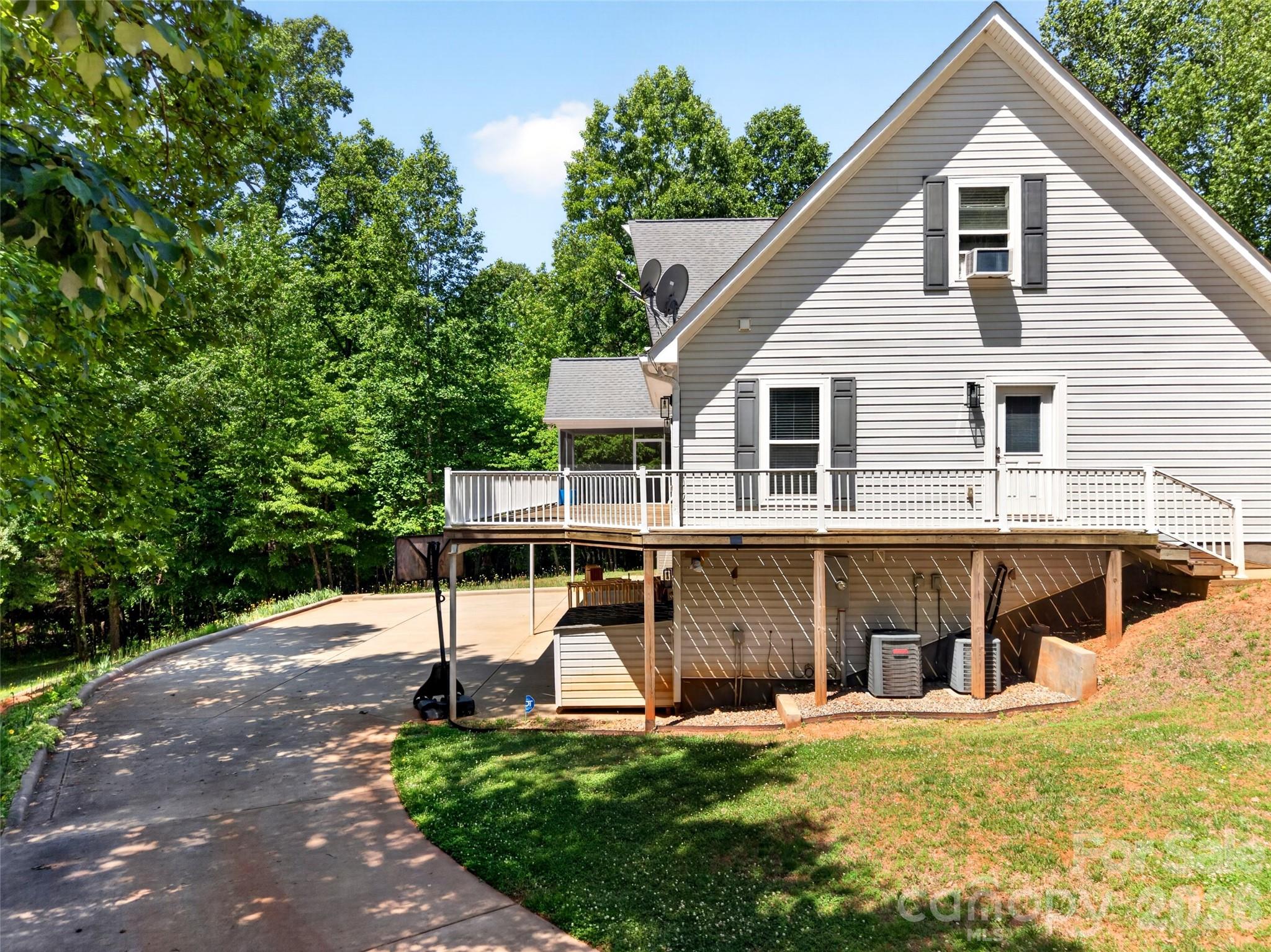 2977 Cabin Creek Drive — Catawba