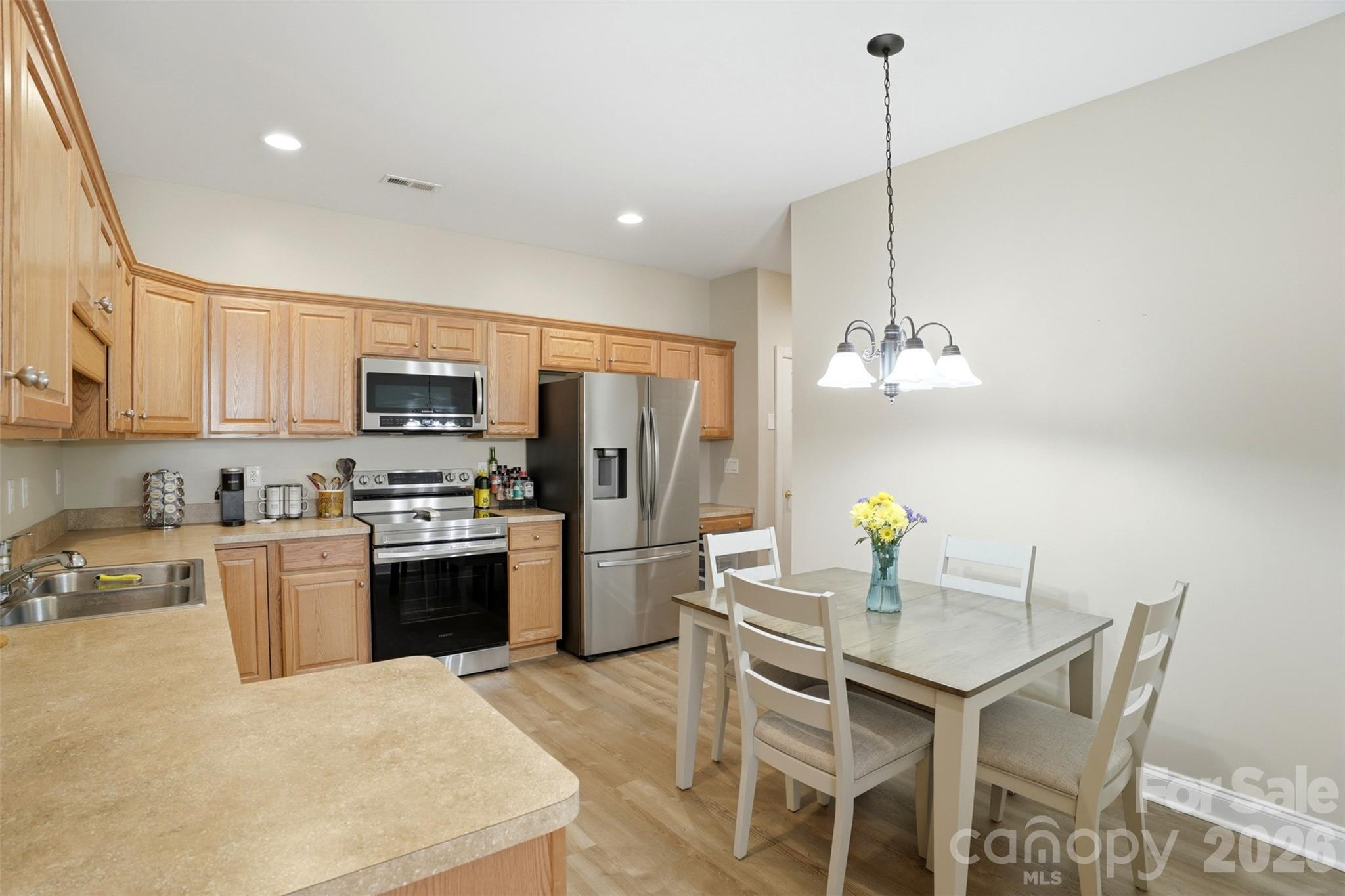 2118 N Castle Court — Matthews