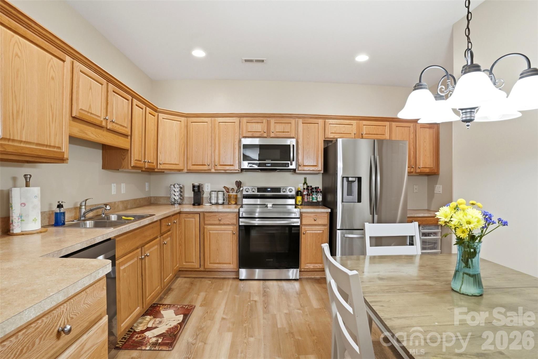 2118 N Castle Court — Matthews
