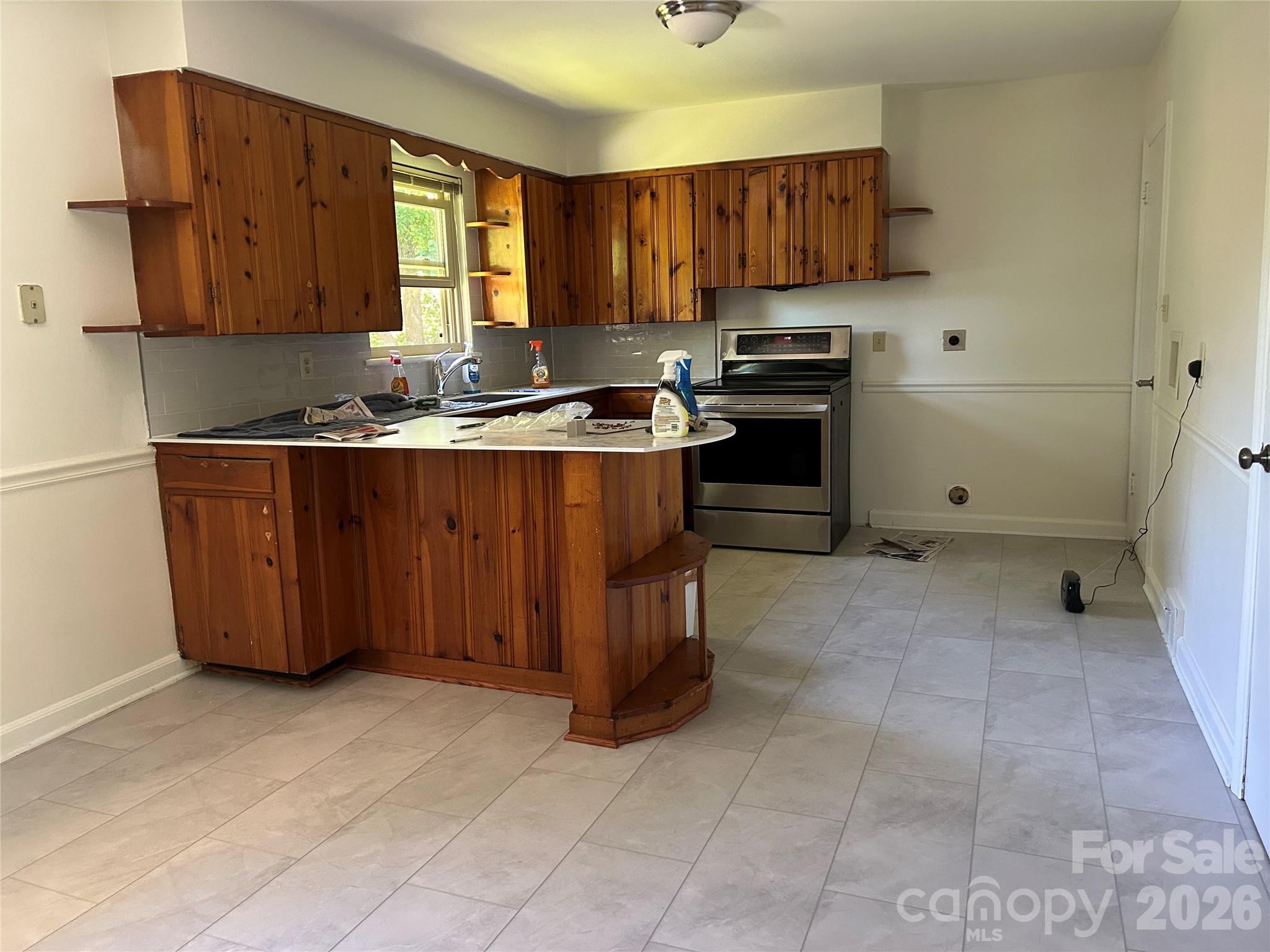 28 S College Street — Weaverville