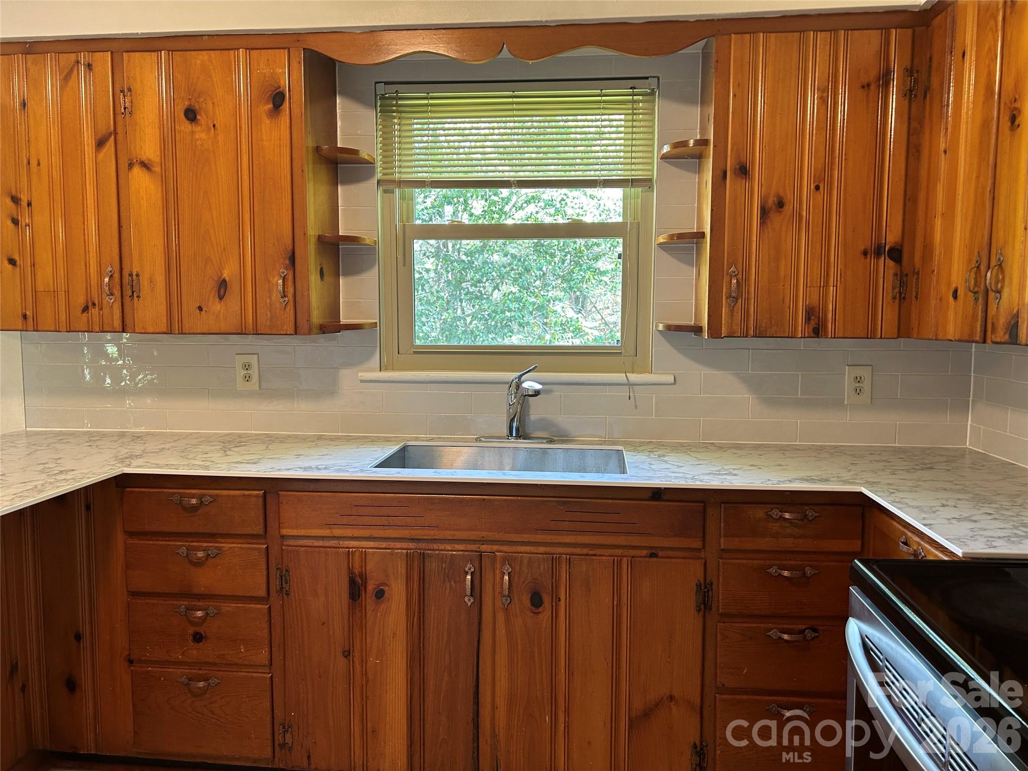 28 S College Street — Weaverville