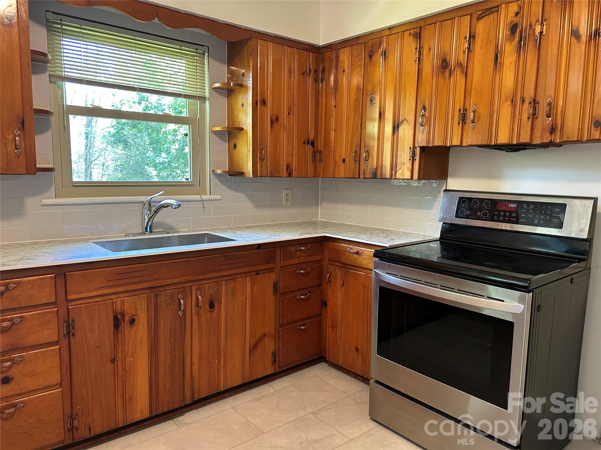 28 S College Street — Weaverville