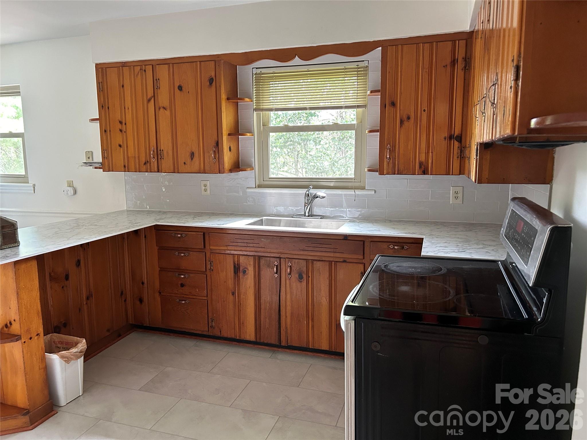 28 S College Street — Weaverville