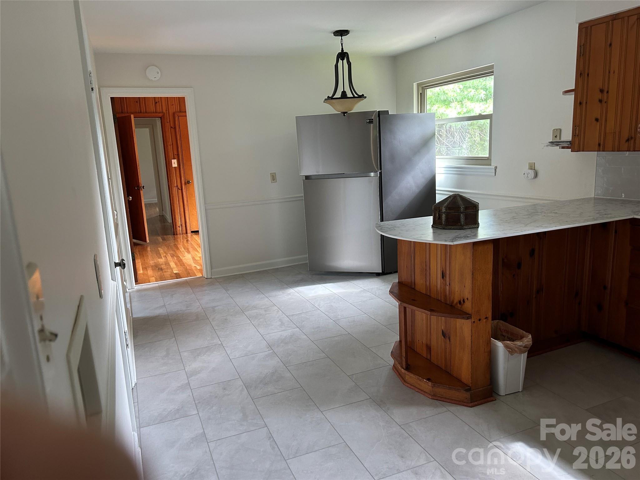 28 S College Street — Weaverville