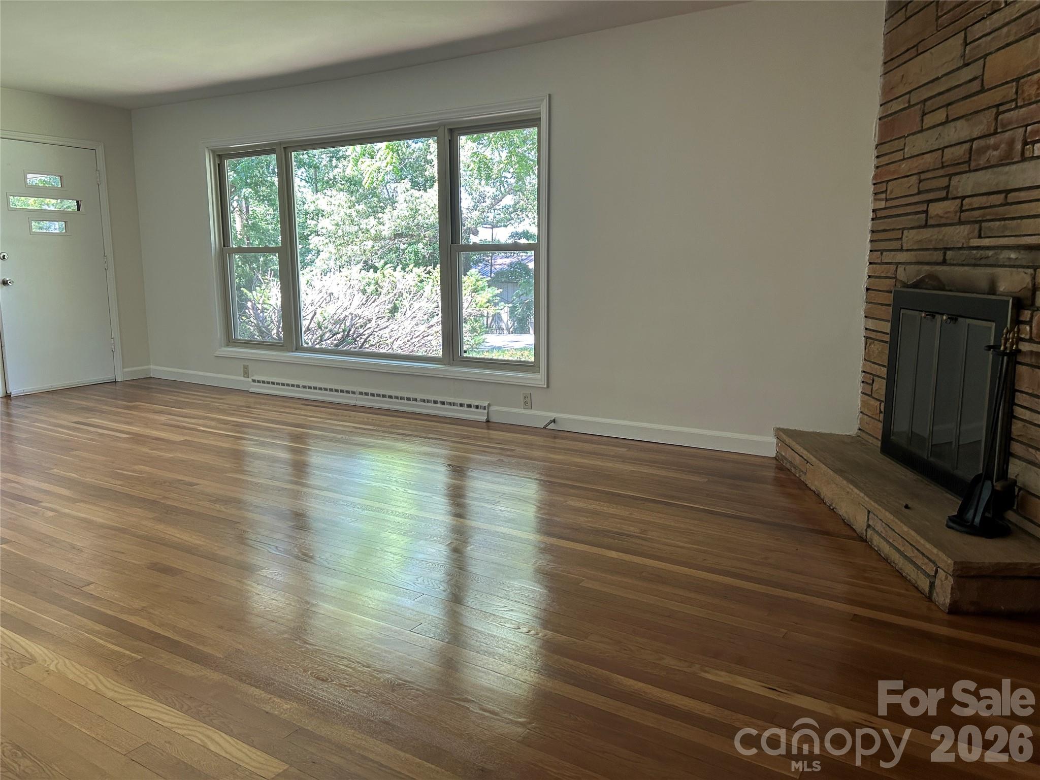 28 S College Street — Weaverville