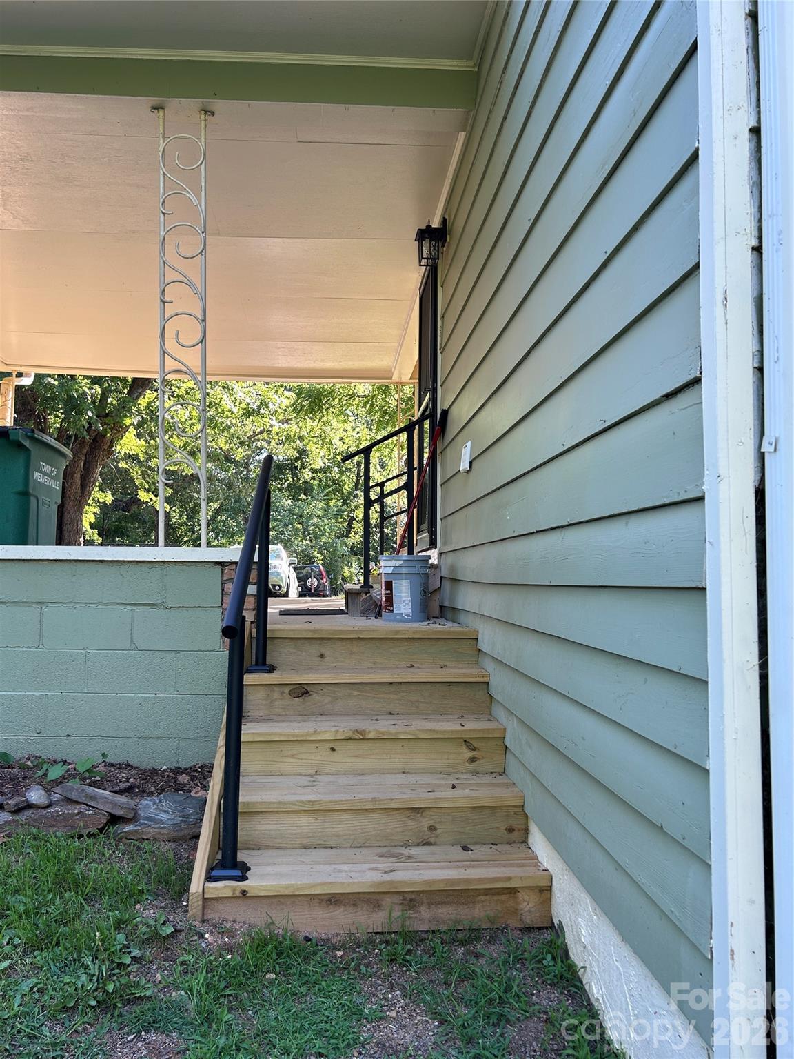 28 S College Street — Weaverville