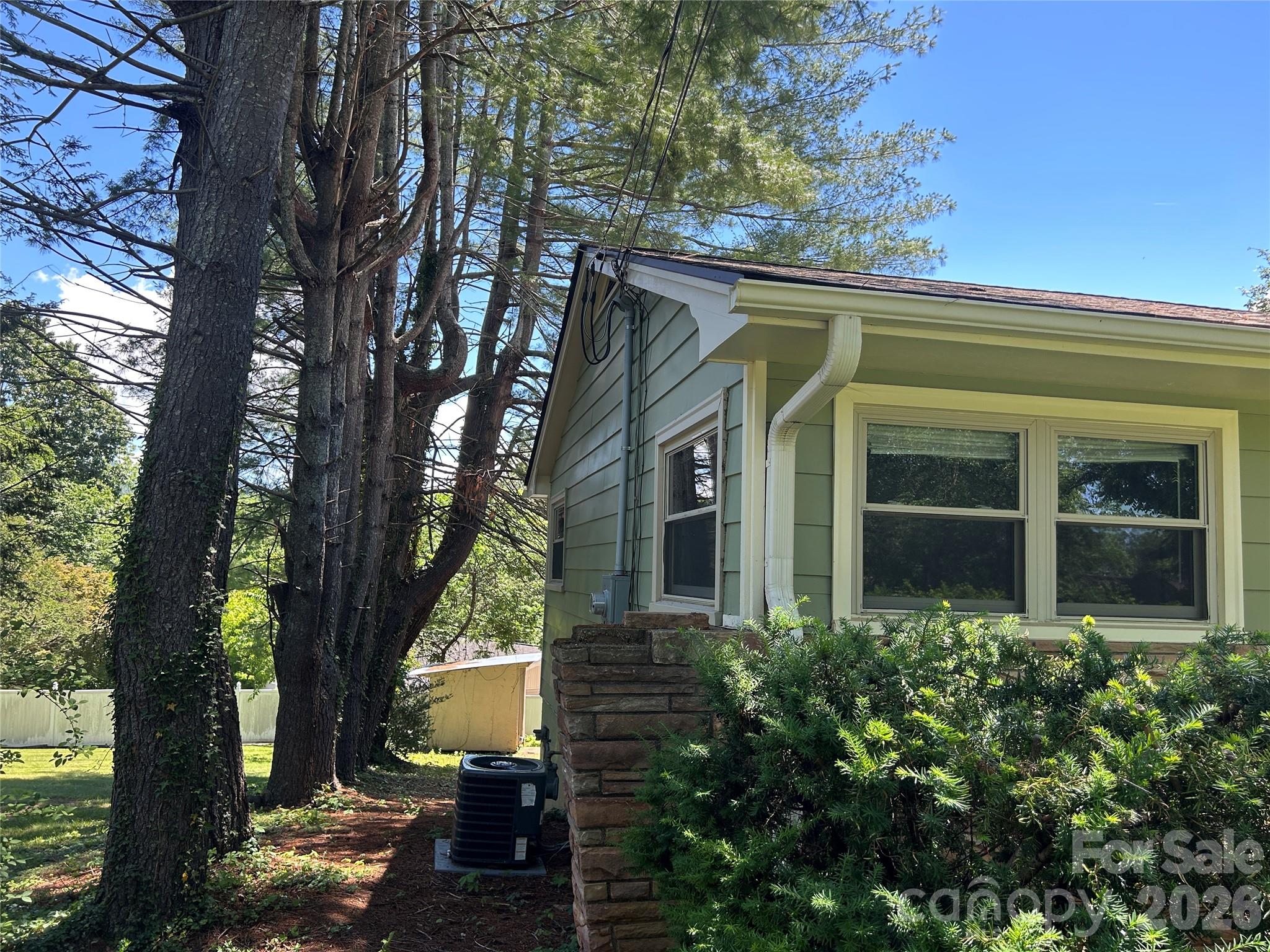 28 S College Street — Weaverville