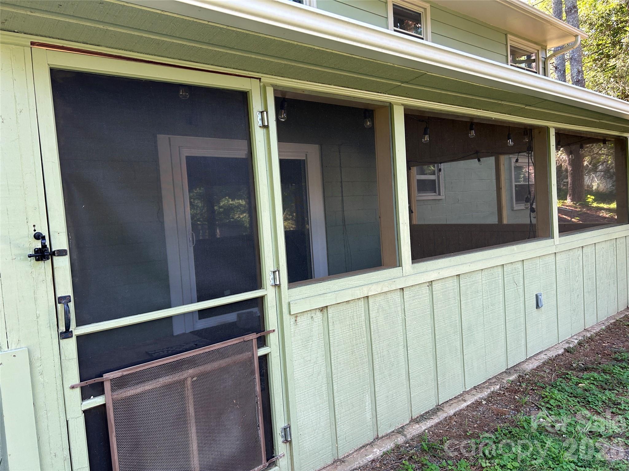 28 S College Street — Weaverville