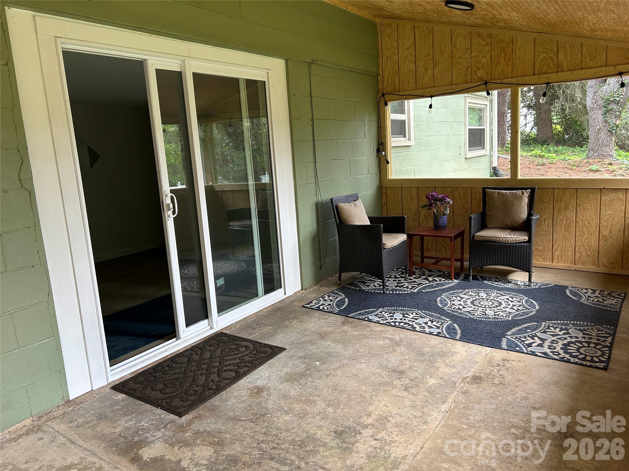 28 S College Street — Weaverville