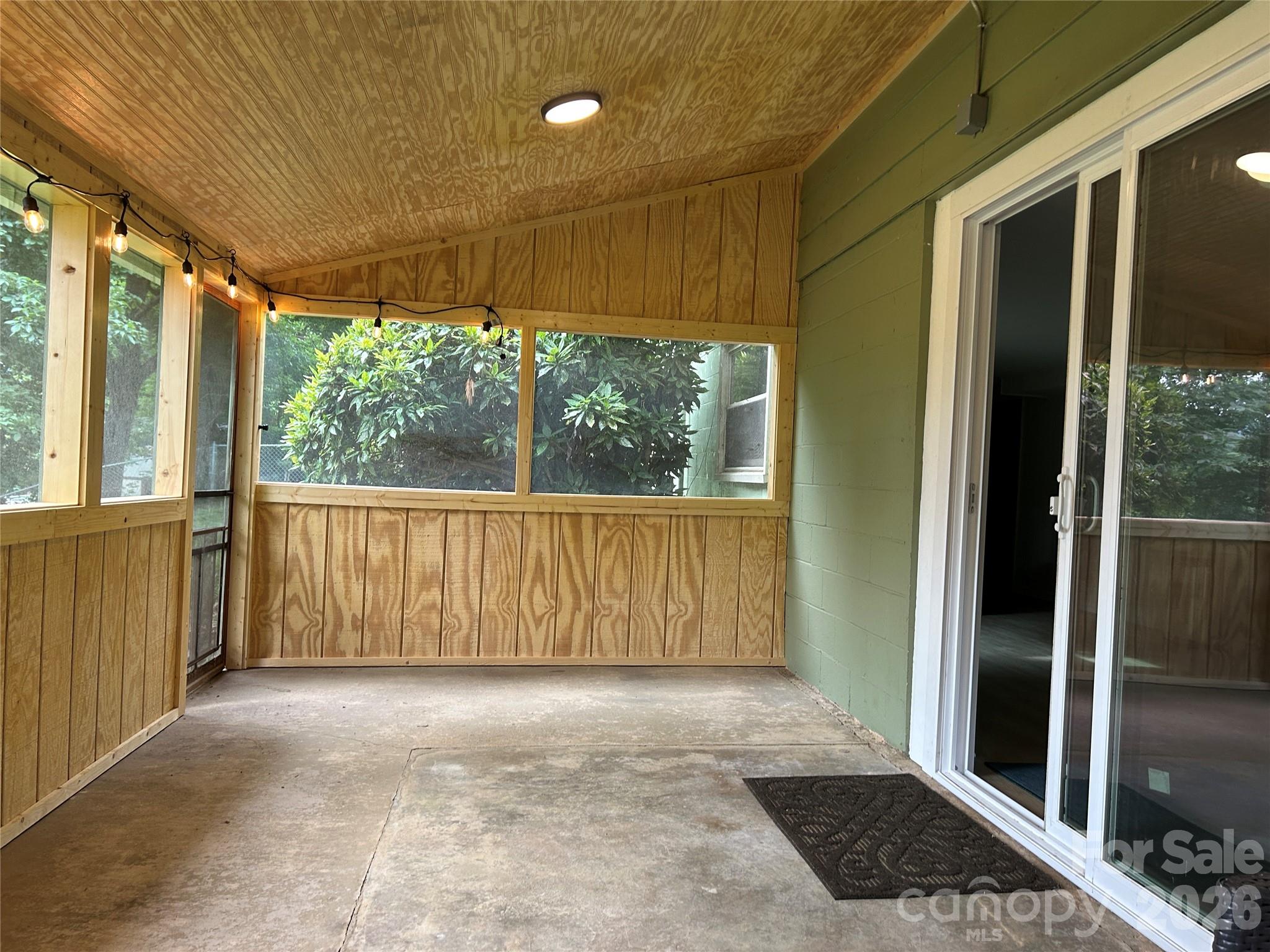 28 S College Street — Weaverville