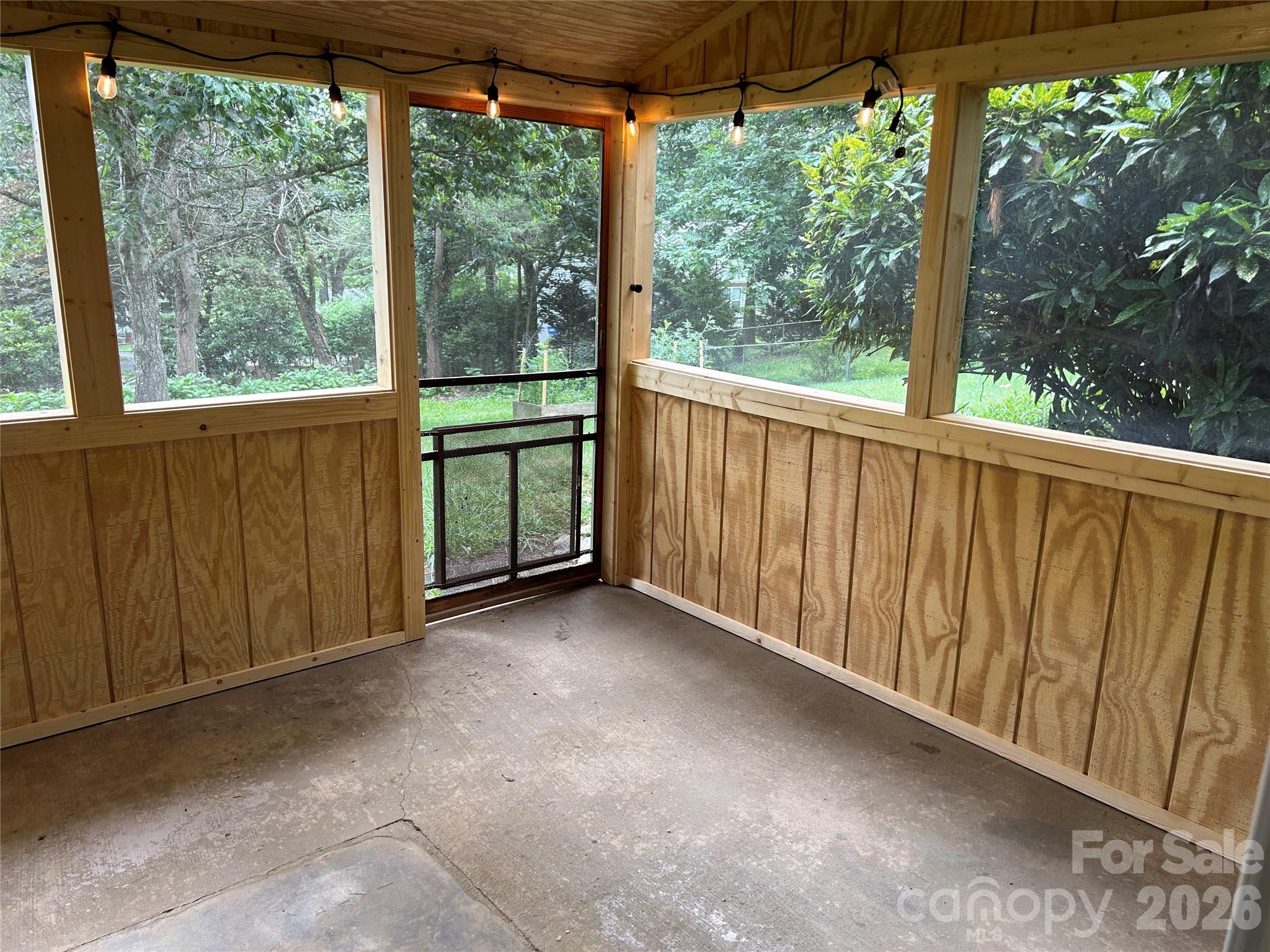 28 S College Street — Weaverville