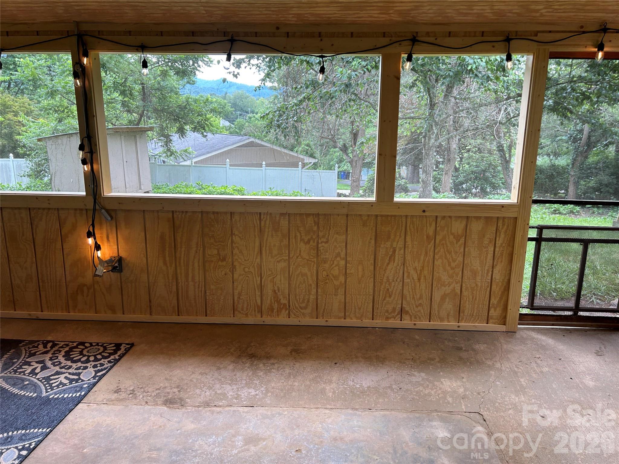 28 S College Street — Weaverville