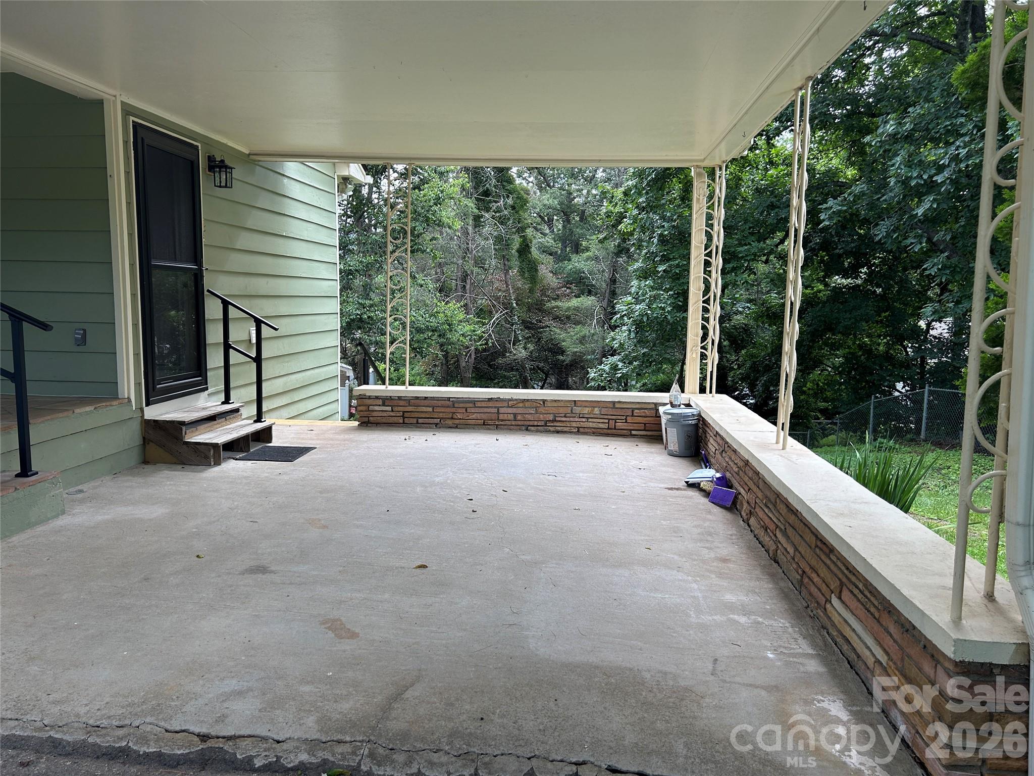 28 S College Street — Weaverville