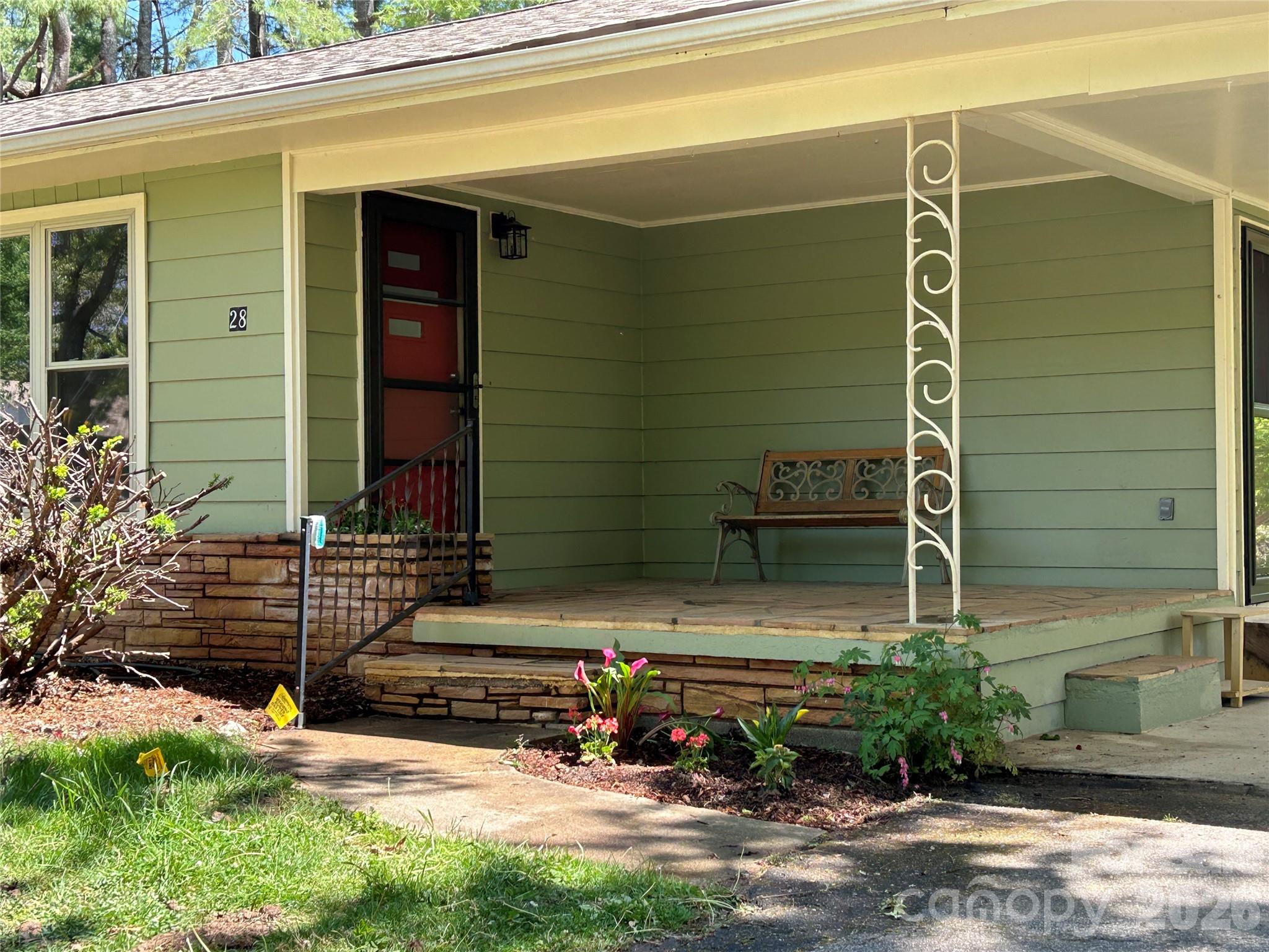 28 S College Street — Weaverville