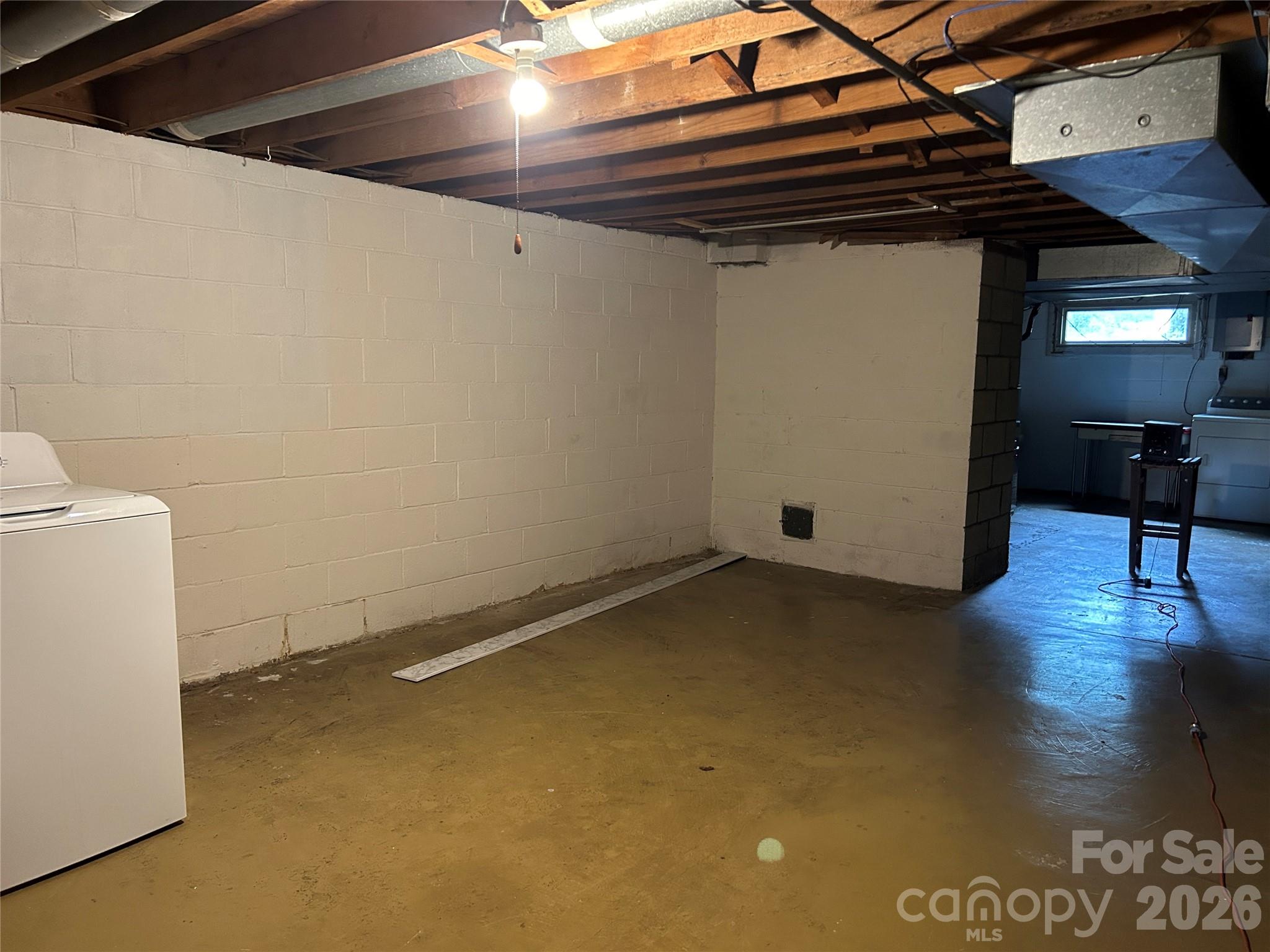28 S College Street — Weaverville