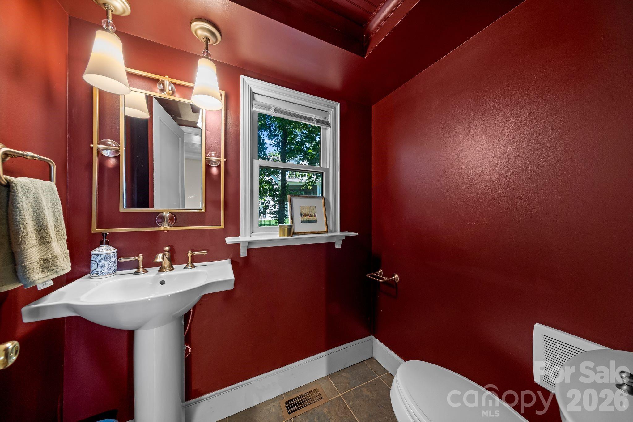 1512 Ideal Way — Charlotte