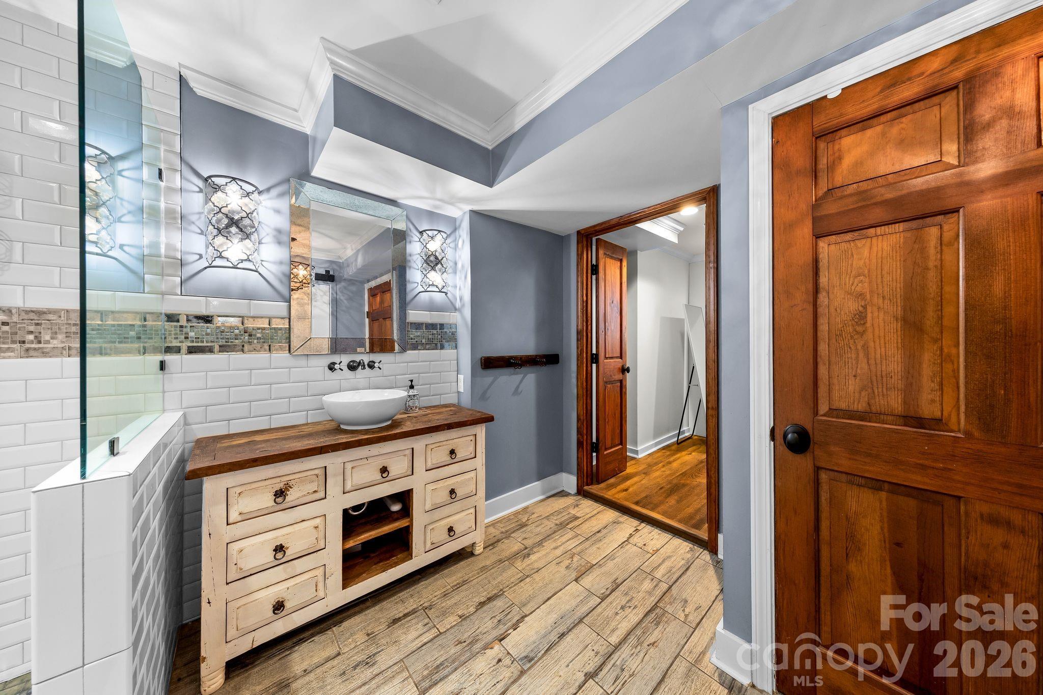 1512 Ideal Way — Charlotte