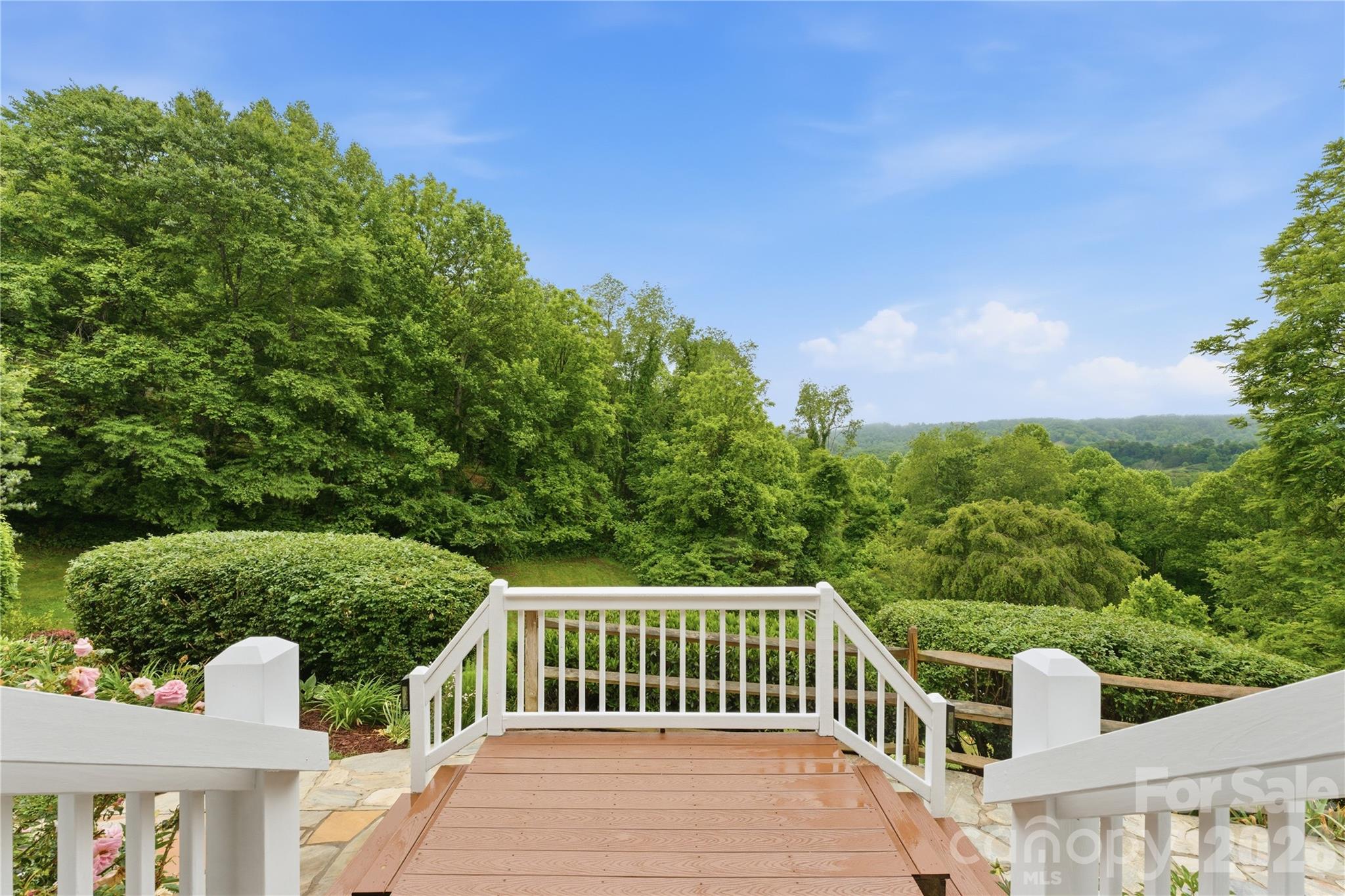 15 Racoon Point — Canton