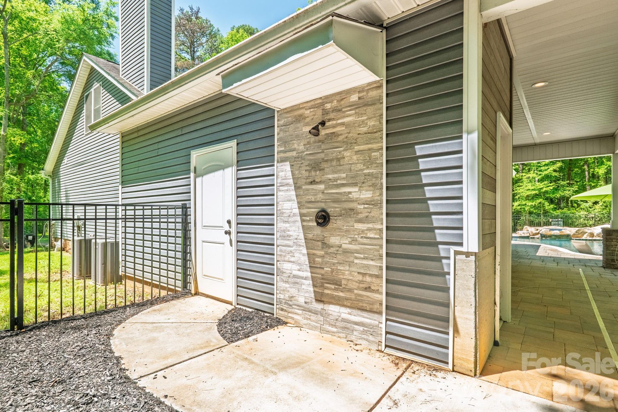 10200 Kerns Road — Huntersville