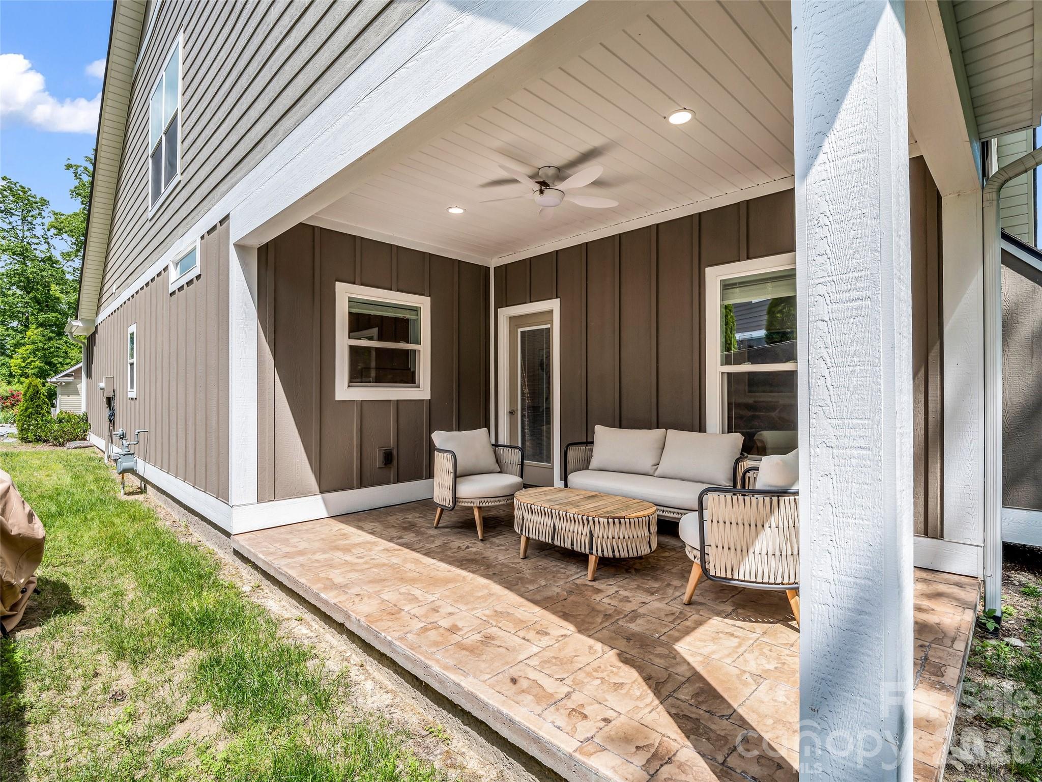 221 Millbrae Loop — Hendersonville