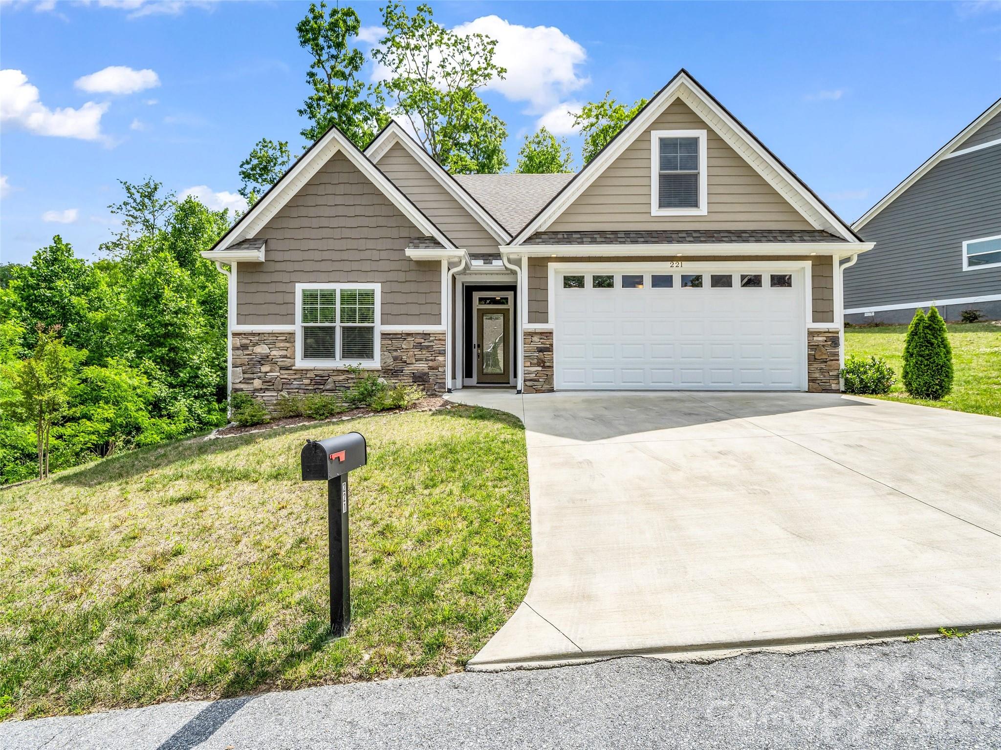 221 Millbrae Loop — Hendersonville