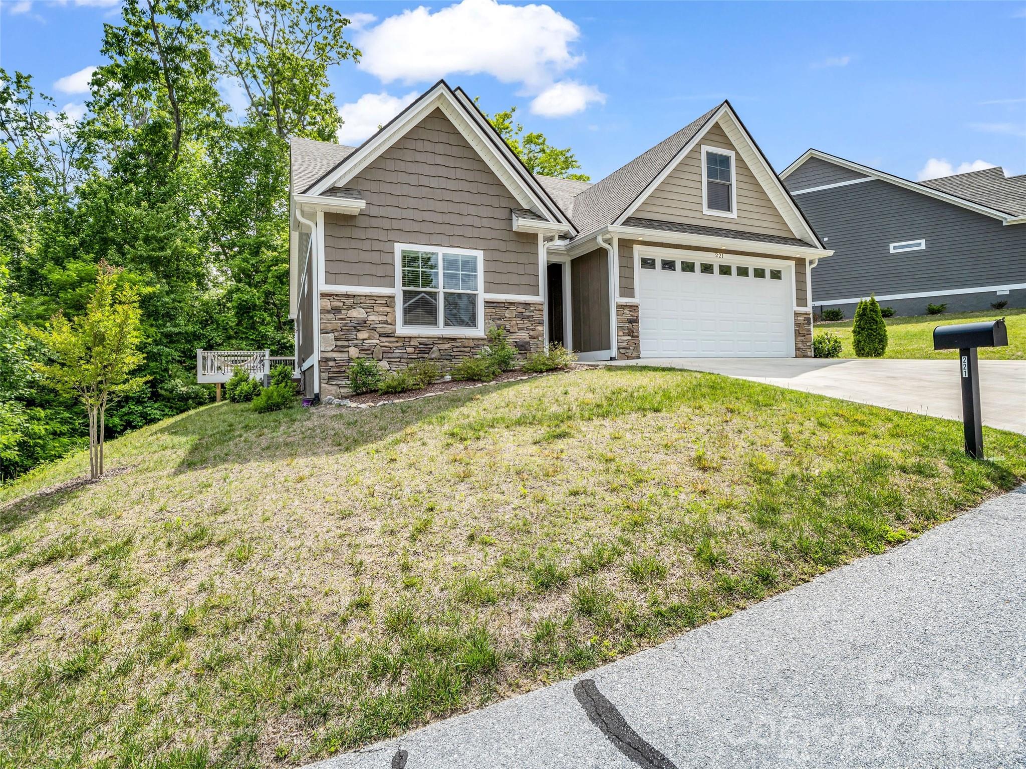 221 Millbrae Loop — Hendersonville