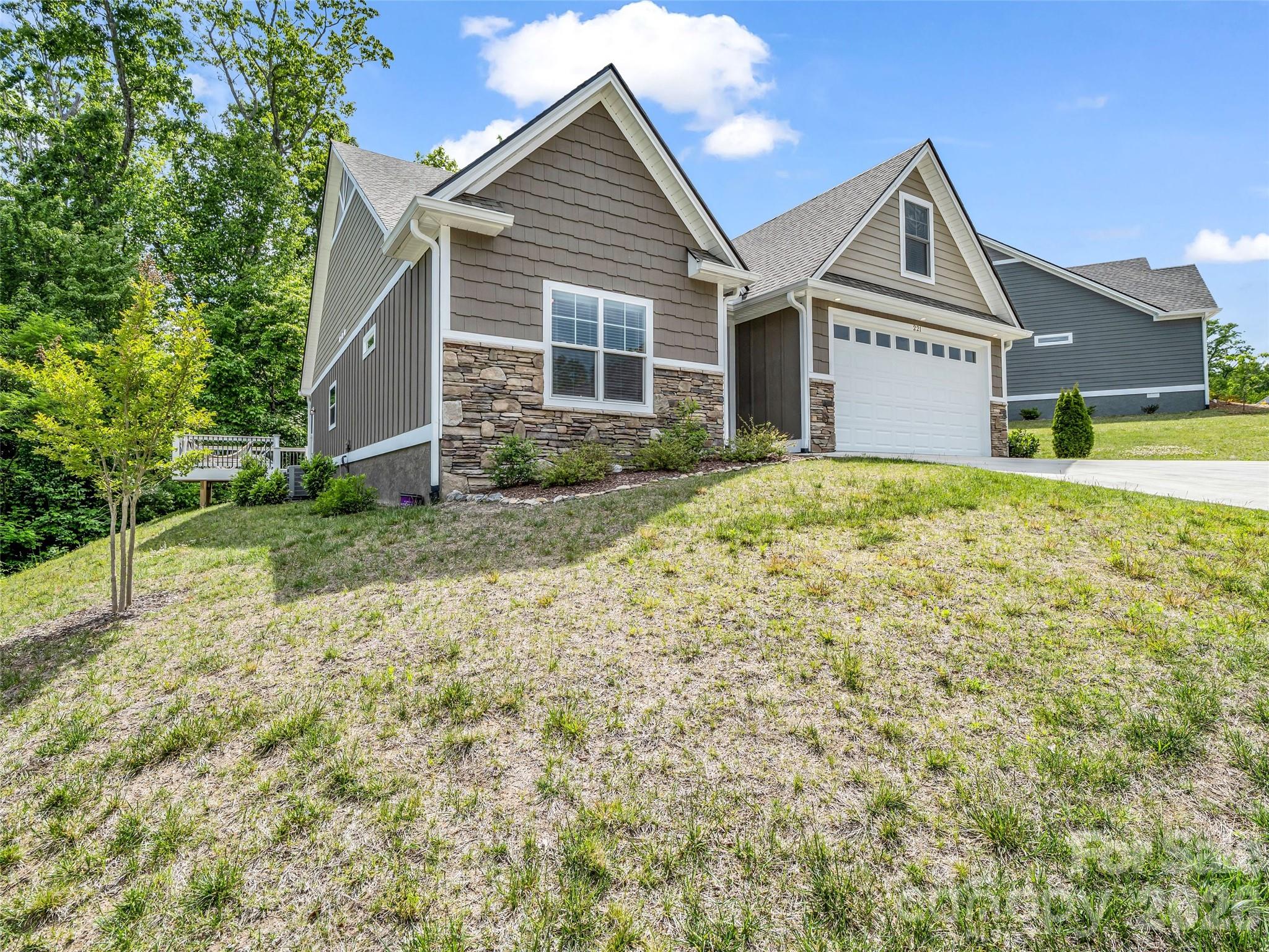 221 Millbrae Loop — Hendersonville